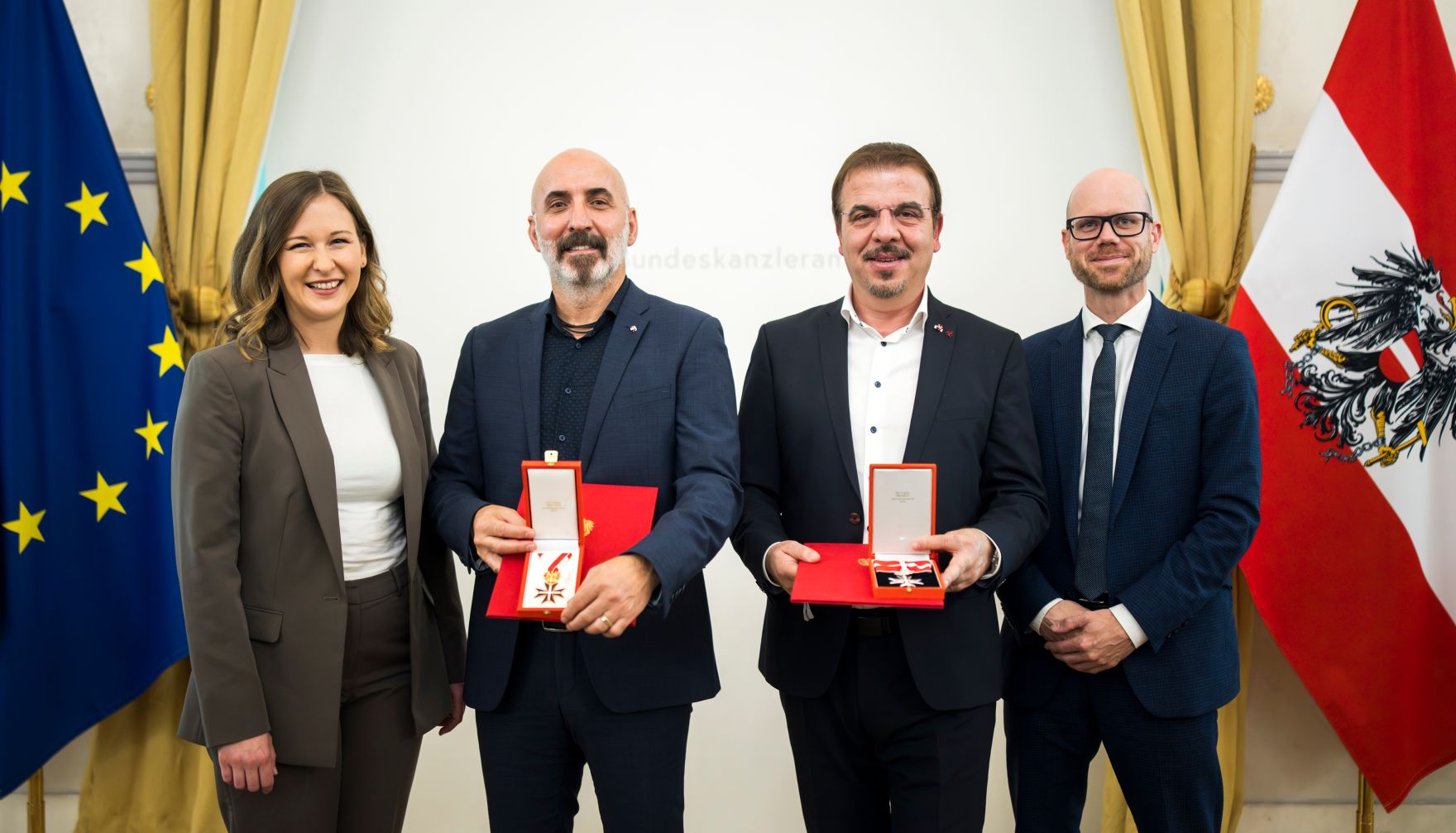 Am 5. November 2025 &uuml;berreichte Bundesministerin Claudia Plakolm (l.) Ehrenzeichen im Bundeskanzleramt.