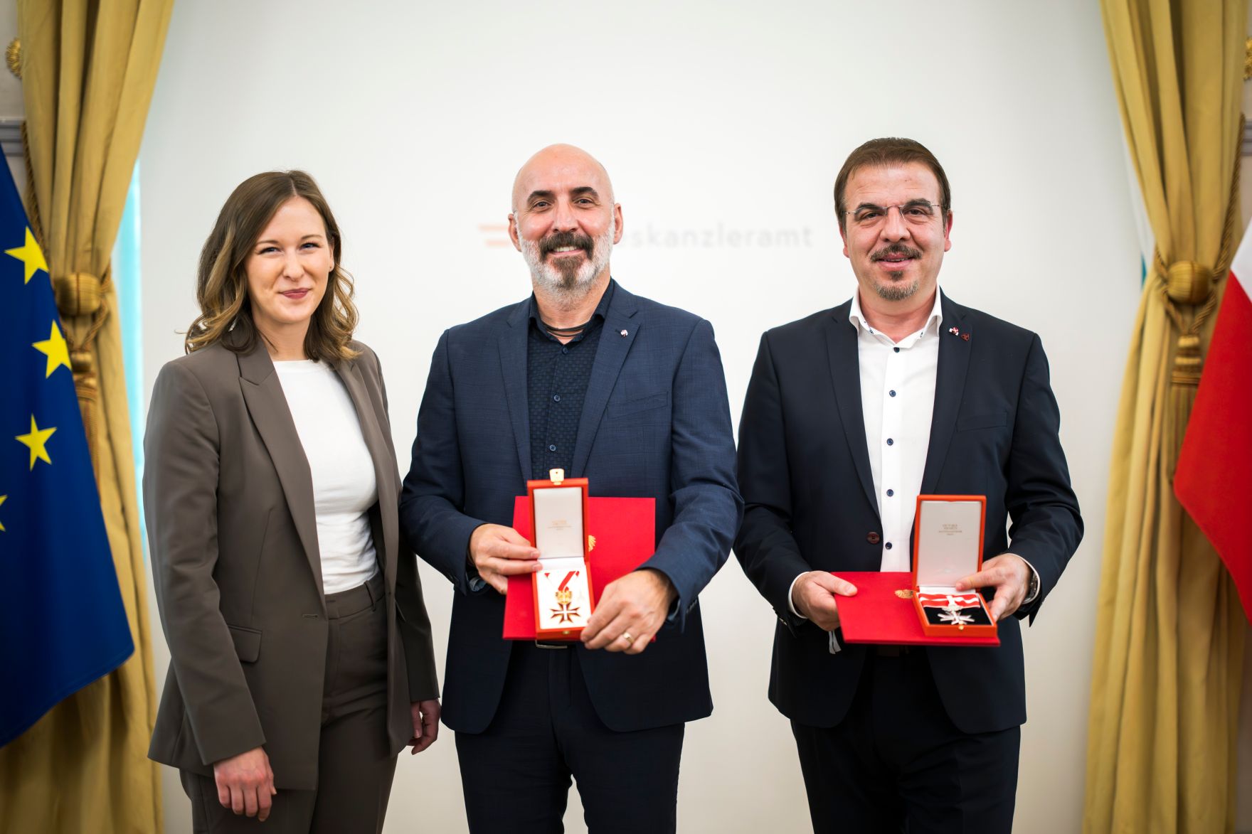 Am 5. November 2025 &uuml;berreichte Bundesministerin Claudia Plakolm (l.) Ehrenzeichen im Bundeskanzleramt.