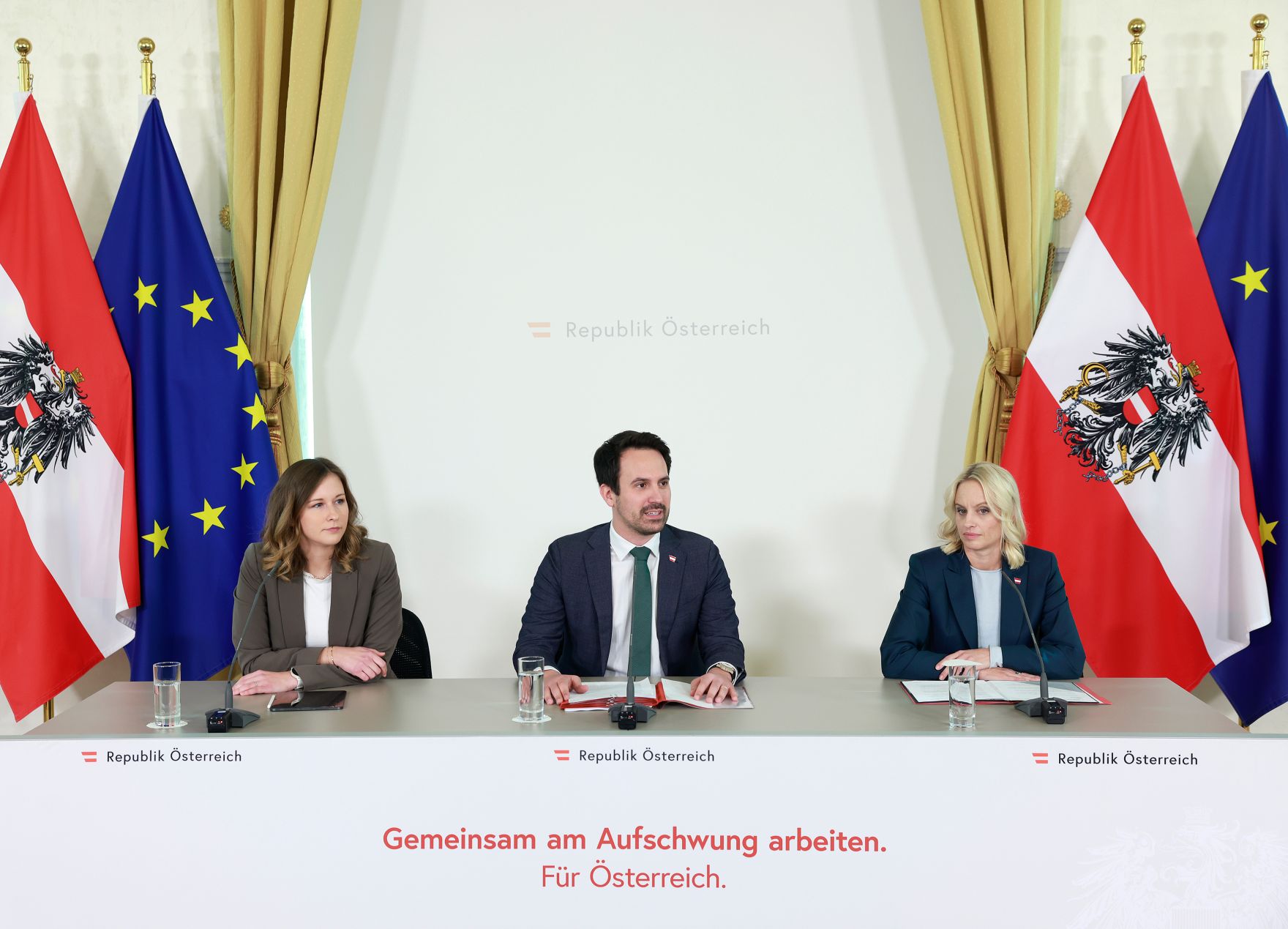 Am 5. November 2025 nahmen (v.l.n.r.) Bundesministerin Claudia Plakolm, Bundesminister Christoph Wiederkehr und Staatssekret&auml;rin Michaela Schmid am Pressefoyer nach dem Ministerrat teil.