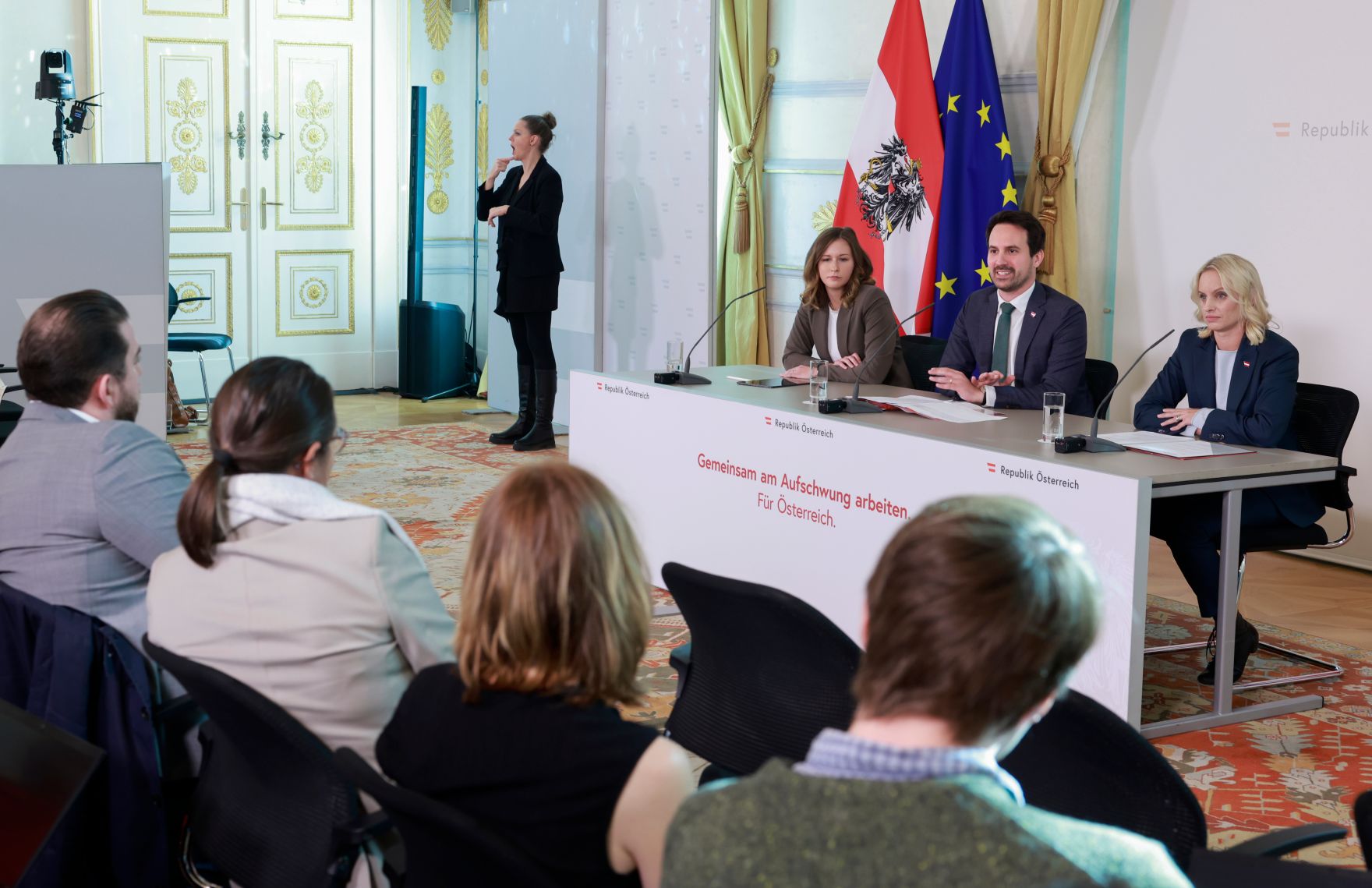 Am 5. November 2025 nahmen (v.l.n.r.) Bundesministerin Claudia Plakolm, Bundesminister Christoph Wiederkehr und Staatssekret&auml;rin Michaela Schmid am Pressefoyer nach dem Ministerrat teil.