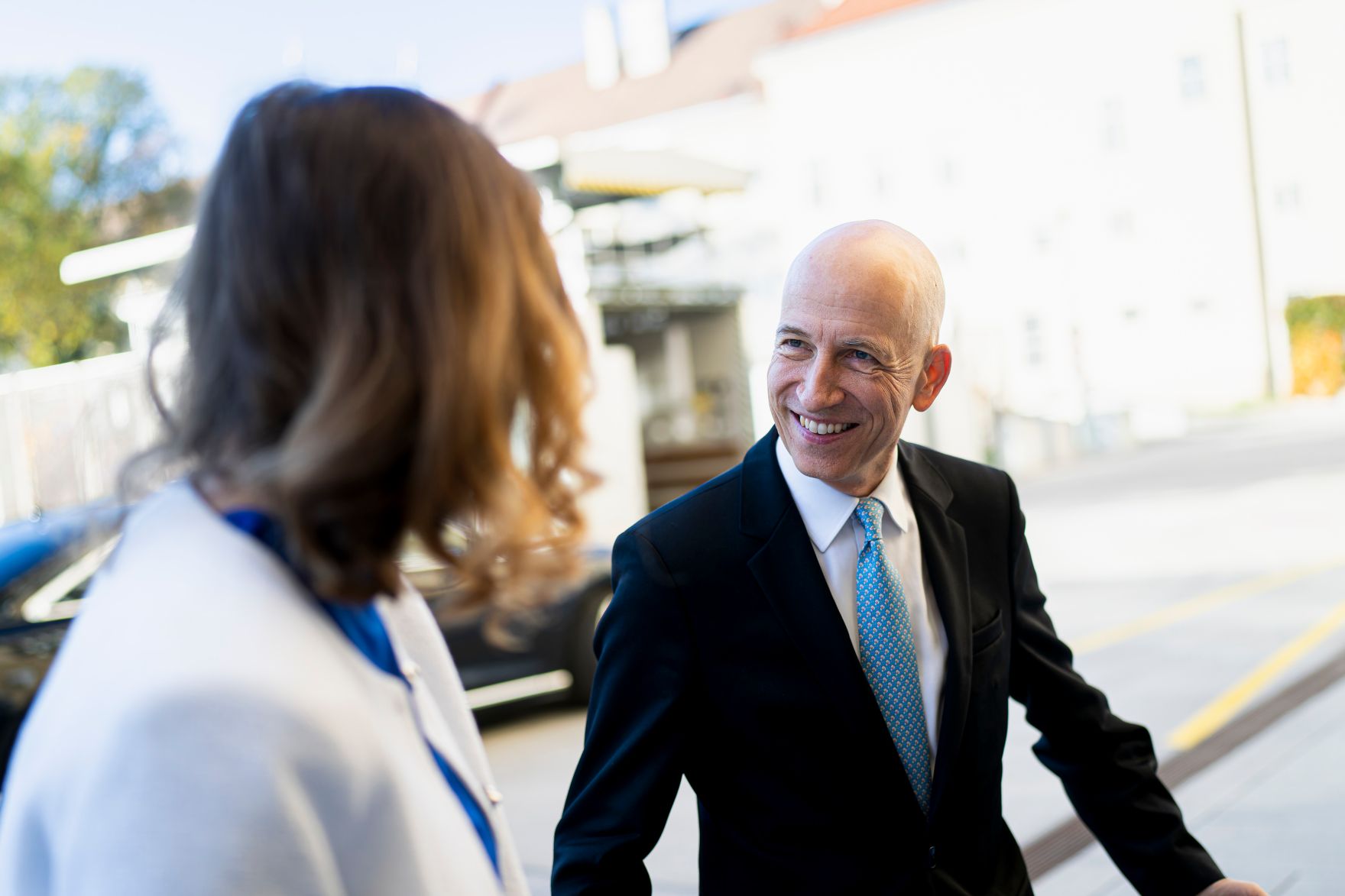 Am 6. November 2025 nahm Bundesministerin Claudia Plakolm (l.) an der Podiumsdiskussion zu 30 Jahre EU-Mitgliedschaft teil. Im Bild mit Bundesminister Martin Kocher (r.).