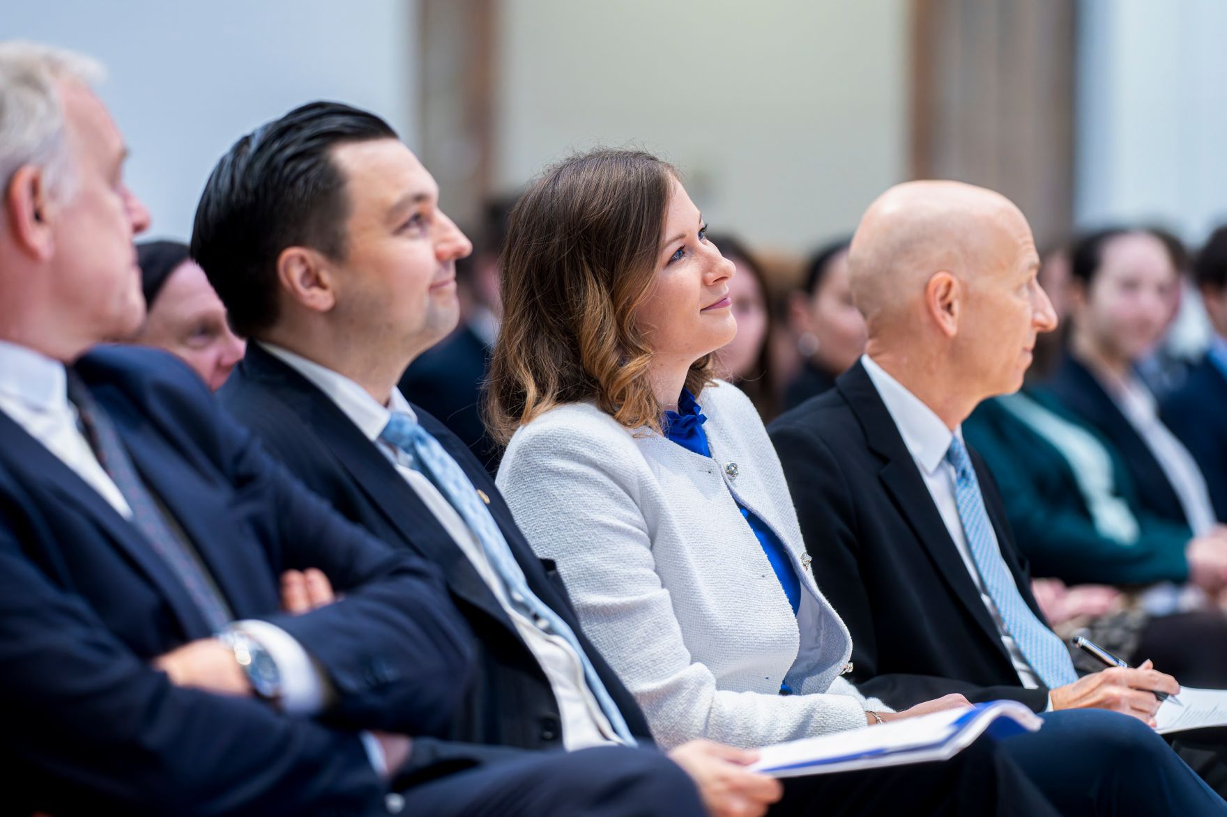 Am 6. November 2025 nahm Bundesministerin Claudia Plakolm (m.r.) an der Podiumsdiskussion zu 30 Jahre EU-Mitgliedschaft teil. Im Bild mit Bundesminister Martin Kocher (r.).