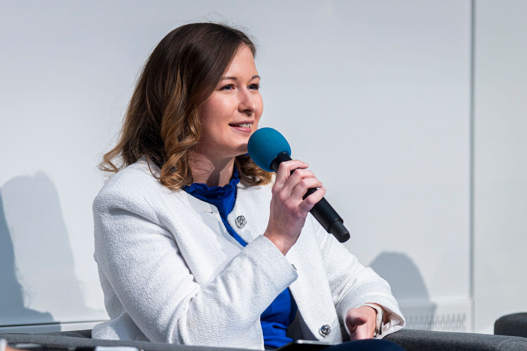 Am 6. November 2025 nahm Bundesministerin Claudia Plakolm (im Bild) an der Podiumsdiskussion zu 30 Jahre EU-Mitgliedschaft teil.