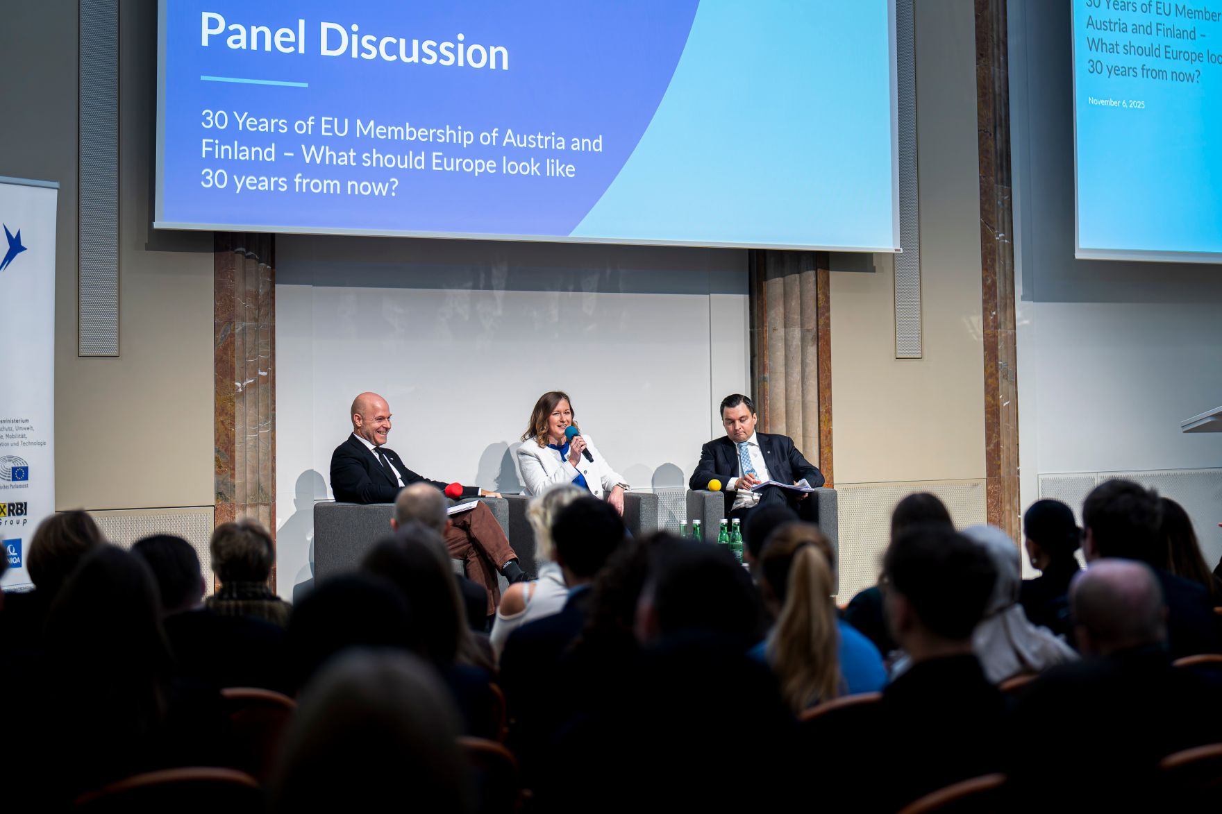 Am 6. November 2025 nahm Bundesministerin Claudia Plakolm an der Podiumsdiskussion zu 30 Jahre EU-Mitgliedschaft teil.