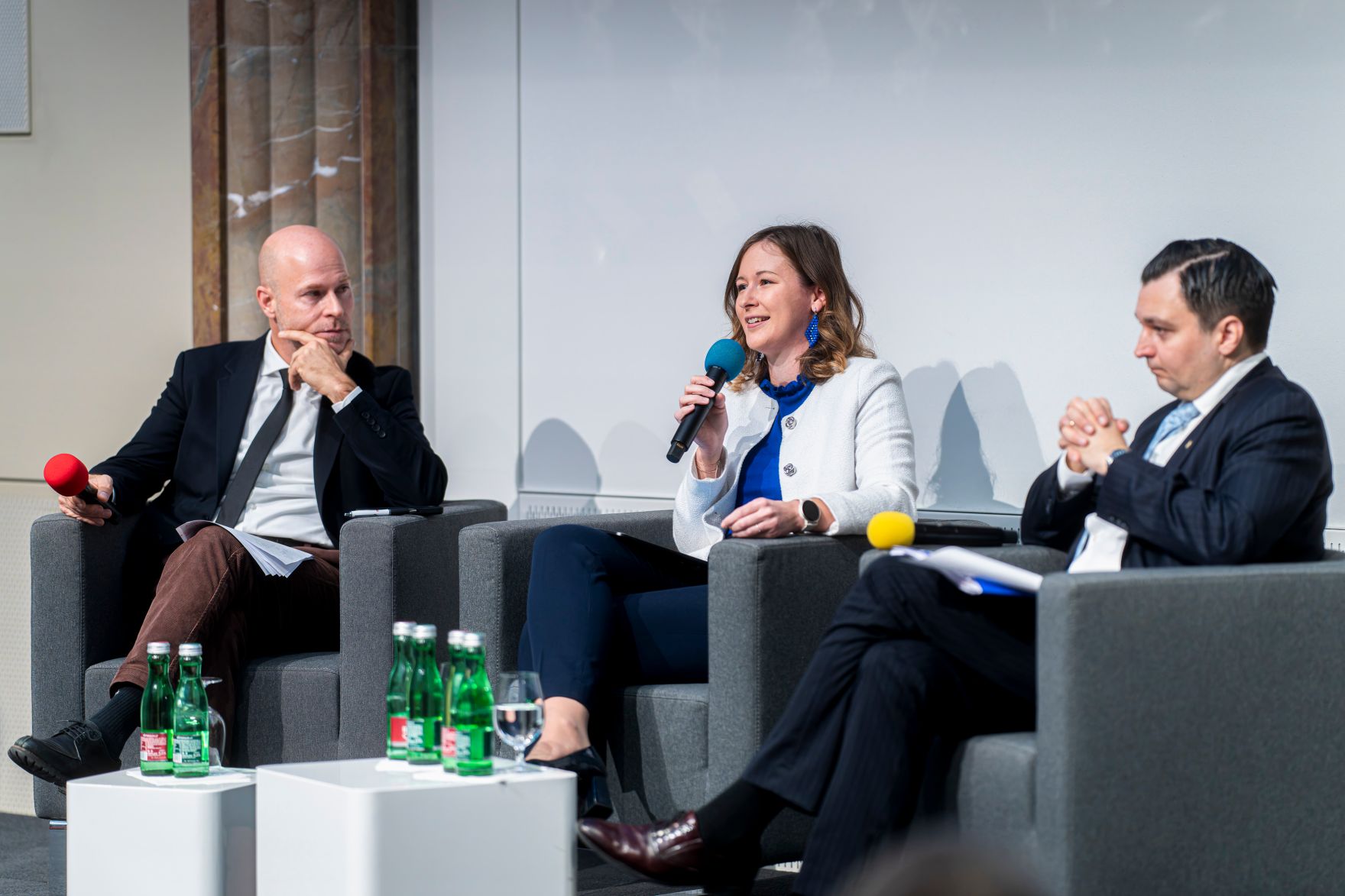 Am 6. November 2025 nahm Bundesministerin Claudia Plakolm (m.) an der Podiumsdiskussion zu 30 Jahre EU-Mitgliedschaft teil.