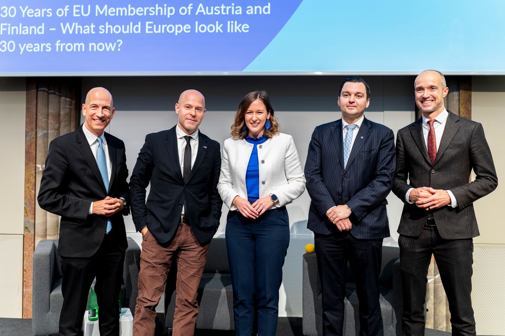 Am 6. November 2025 nahm Bundesministerin Claudia Plakolm (m.) an der Podiumsdiskussion zu 30 Jahre EU-Mitgliedschaft teil. Im Bild mit Bundesminister Martin Kocher (l.).