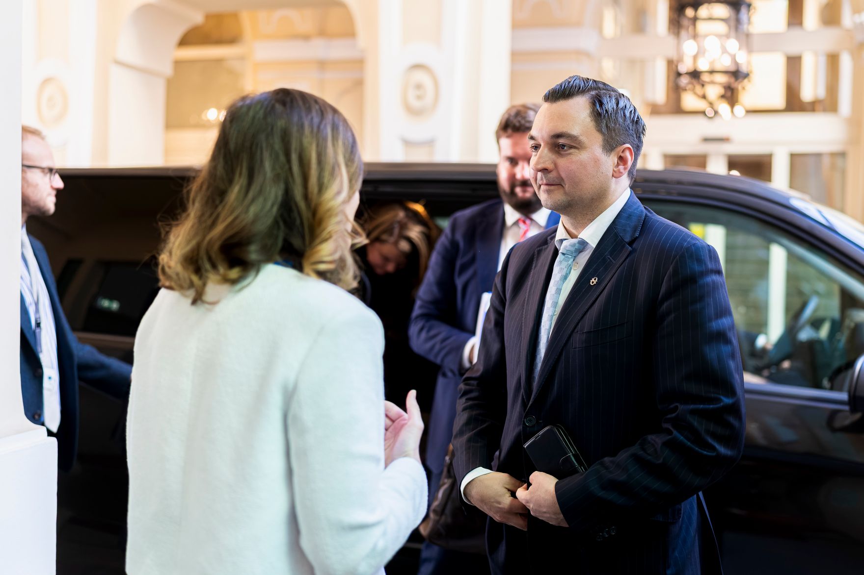 Am 6. November 2025 empfing Bundesministerin Claudia Plakolm (m.l.) den finnischen Minister f&uuml;r europ&auml;ische Angelegenheiten und Beteiligungsf&uuml;hrung Joakim Strand (r.) zu einem Arbeitsgespr&auml;ch.