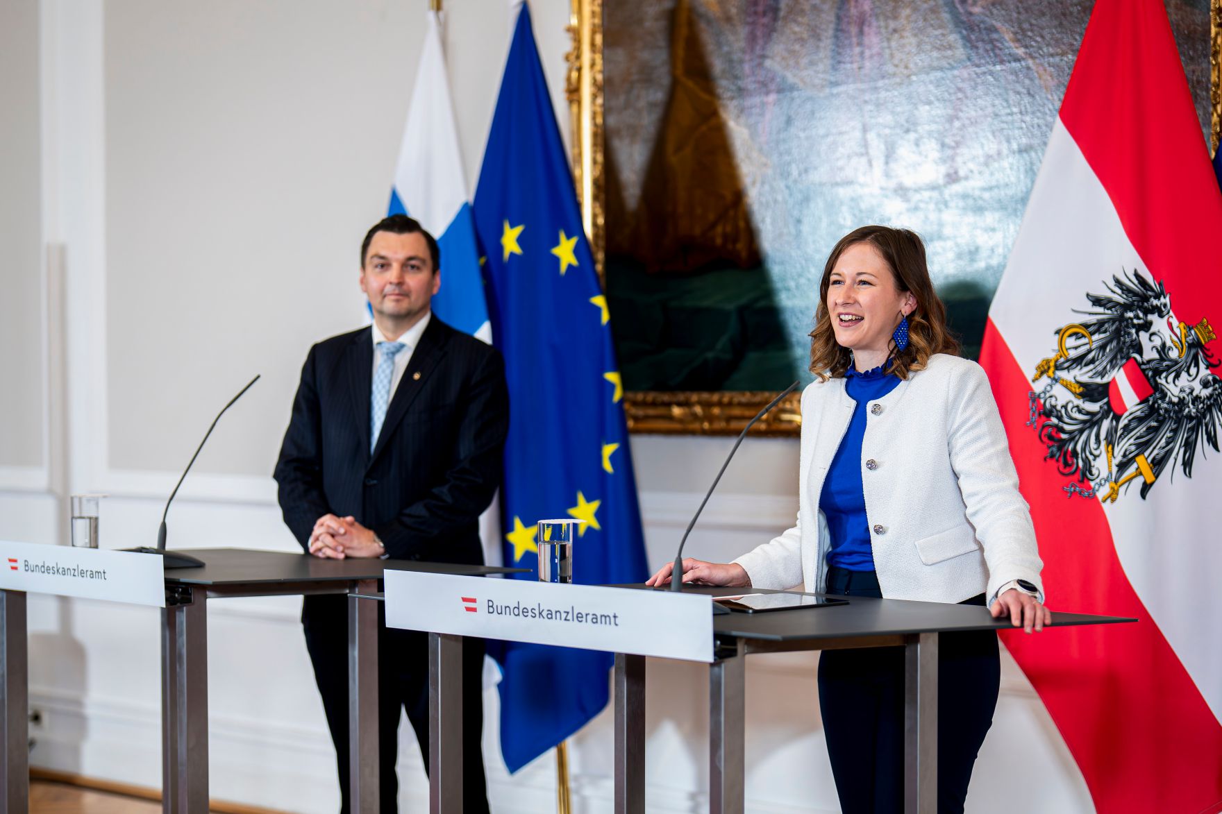 Am 6. November 2025 empfing Bundesministerin Claudia Plakolm (r.) den finnischen Minister f&uuml;r europ&auml;ische Angelegenheiten und Beteiligungsf&uuml;hrung Joakim Strand (l.) zu einem Arbeitsgespr&auml;ch. Im Bild beim Doorstep.