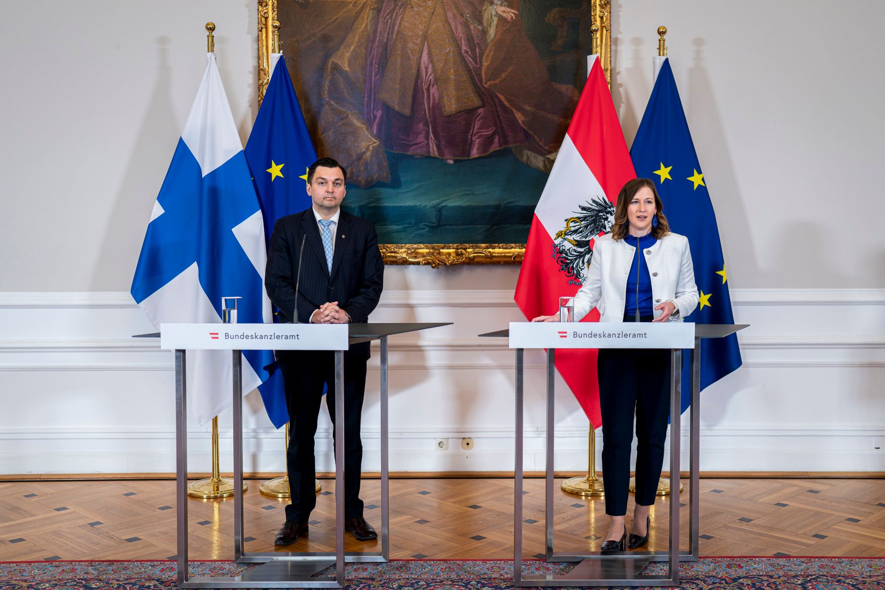 Am 6. November 2025 empfing Bundesministerin Claudia Plakolm (r.) den finnischen Minister f&uuml;r europ&auml;ische Angelegenheiten und Beteiligungsf&uuml;hrung Joakim Strand (l.) zu einem Arbeitsgespr&auml;ch. Im Bild beim Doorstep.