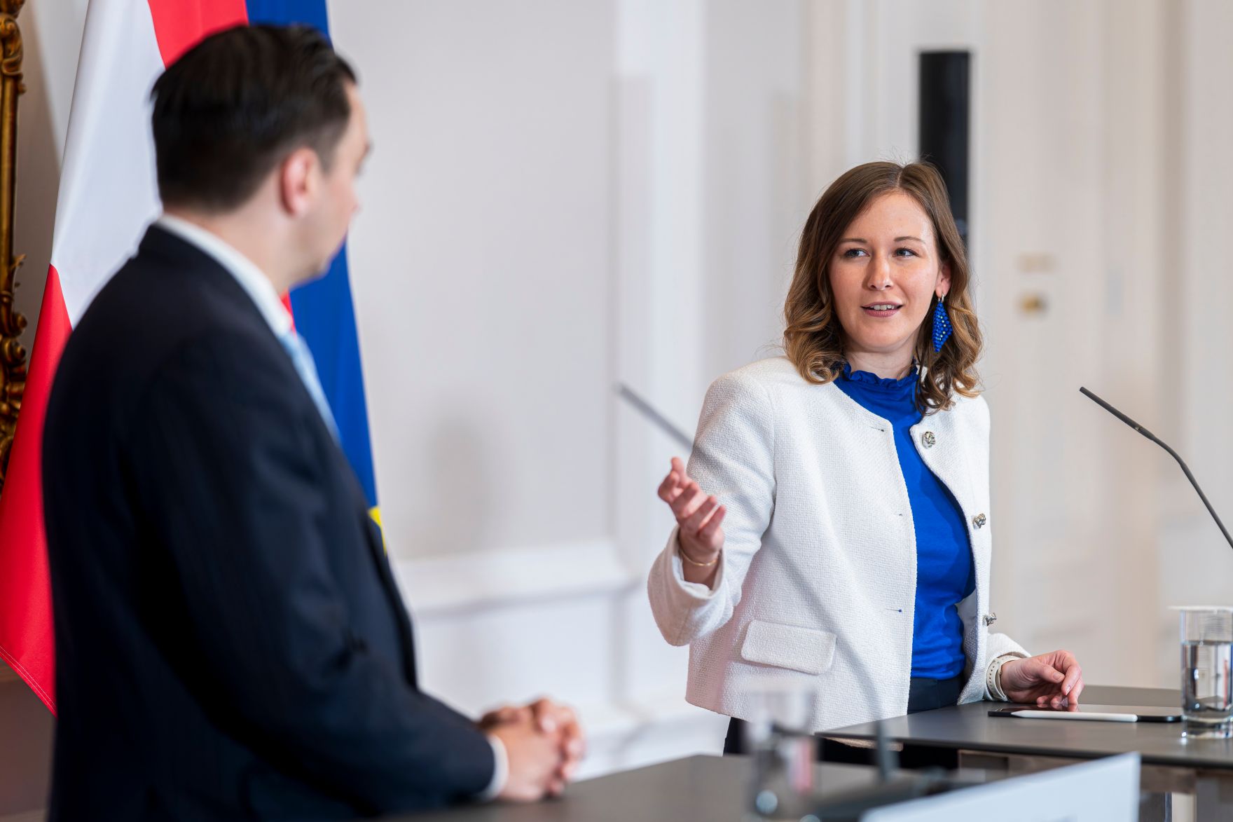 Am 6. November 2025 empfing Bundesministerin Claudia Plakolm (r.) den finnischen Minister f&uuml;r europ&auml;ische Angelegenheiten und Beteiligungsf&uuml;hrung Joakim Strand (l.) zu einem Arbeitsgespr&auml;ch. Im Bild beim Doorstep.
