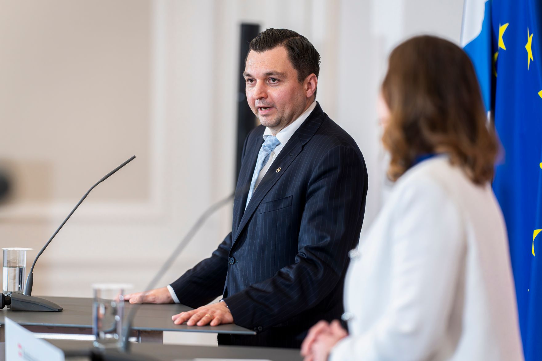 Am 6. November 2025 empfing Bundesministerin Claudia Plakolm (r.) den finnischen Minister f&uuml;r europ&auml;ische Angelegenheiten und Beteiligungsf&uuml;hrung Joakim Strand (l.) zu einem Arbeitsgespr&auml;ch. Im Bild beim Doorstep.