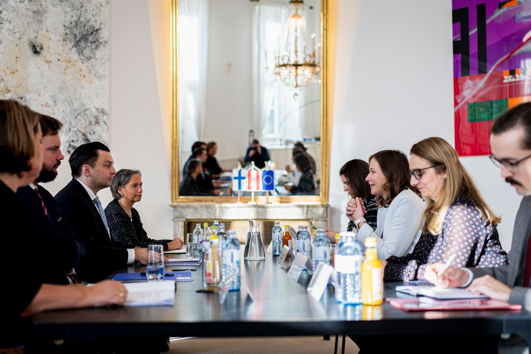 Am 6. November 2025 empfing Bundesministerin Claudia Plakolm (3.v.r.) den finnischen Minister f&uuml;r europ&auml;ische Angelegenheiten und Beteiligungsf&uuml;hrung Joakim Strand (3.v.l.) zu einem Arbeitsgespr&auml;ch. Im Bild bei den Bilateralen Gespr&auml;chen.