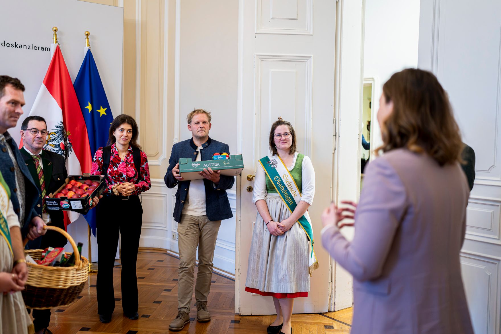 Am 13. November 2025 empfing Bundesministerin Claudia Plakolm (r.) eine Delegation des Bundesostbauverbands &Ouml;sterreich zu einem Arbeitsgespr&auml;ch
