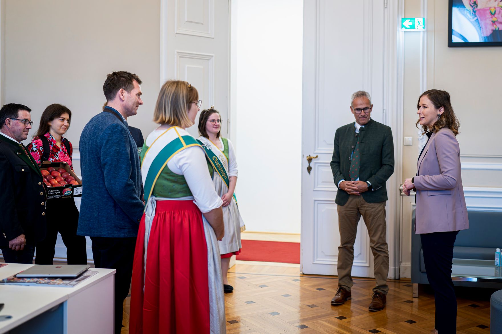 Am 13. November 2025 empfing Bundesministerin Claudia Plakolm (r.) eine Delegation des Bundesostbauverbands &Ouml;sterreich zu einem Arbeitsgespr&auml;ch