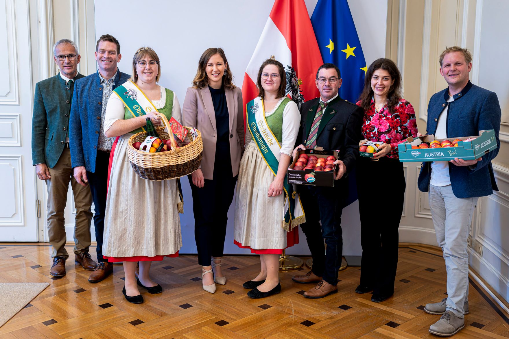 Am 13. November 2025 empfing Bundesministerin Claudia Plakolm (4.v.l.) eine Delegation des Bundesostbauverbands &Ouml;sterreich zu einem Arbeitsgespr&auml;ch