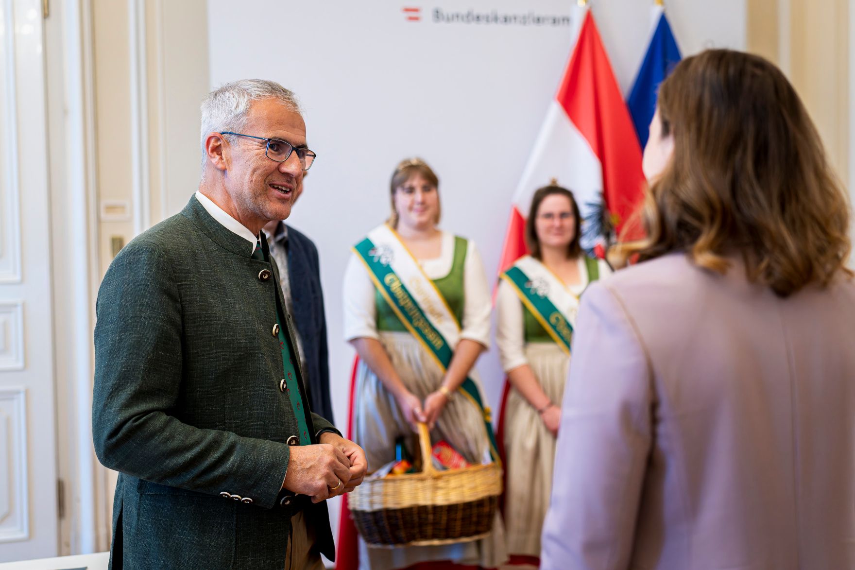 Am 13. November 2025 empfing Bundesministerin Claudia Plakolm (r.) eine Delegation des Bundesostbauverbands &Ouml;sterreich zu einem Arbeitsgespr&auml;ch