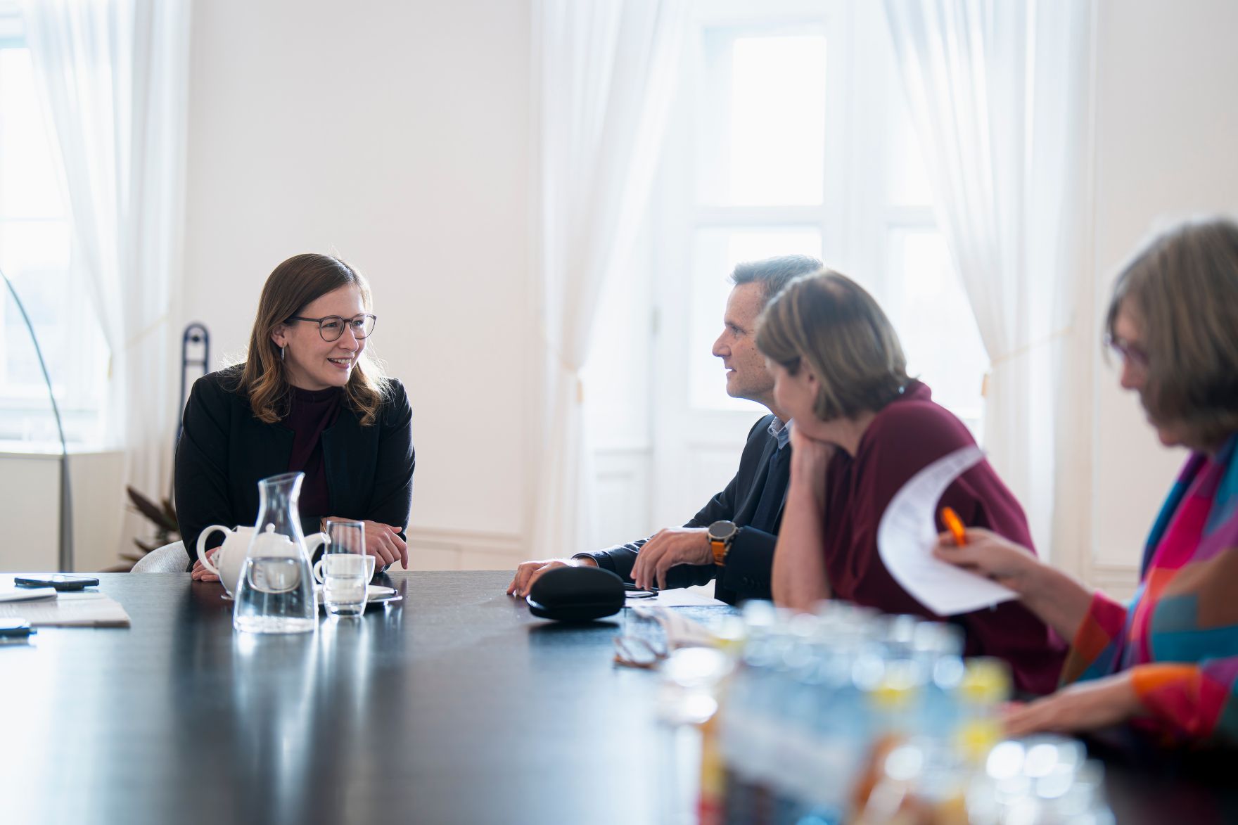 Am 18. November 2025 empfing Bundesministerin Claudia Plakolm (l.) Vertreter des Katholischen Familienverbands zu einem Arbeitsgespr&auml;ch.