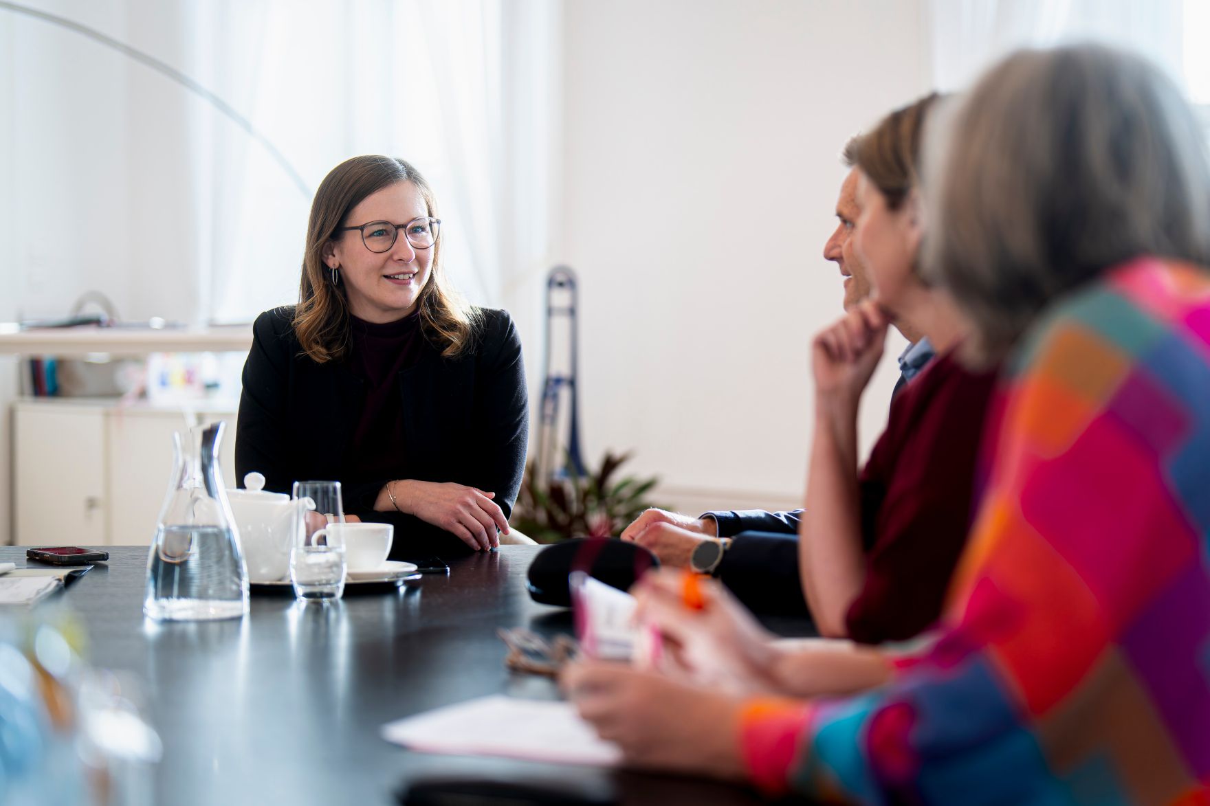 Am 18. November 2025 empfing Bundesministerin Claudia Plakolm (l.) Vertreter des Katholischen Familienverbands zu einem Arbeitsgespr&auml;ch.