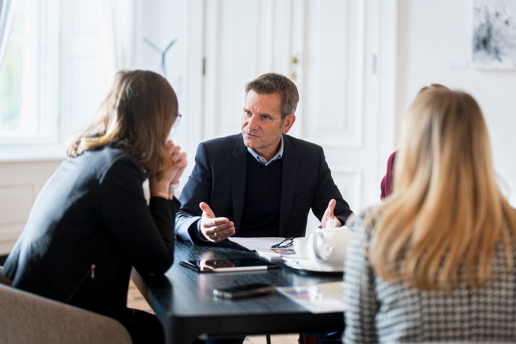 Am 18. November 2025 empfing Bundesministerin Claudia Plakolm (l.) Vertreter des Katholischen Familienverbands zu einem Arbeitsgespr&auml;ch.