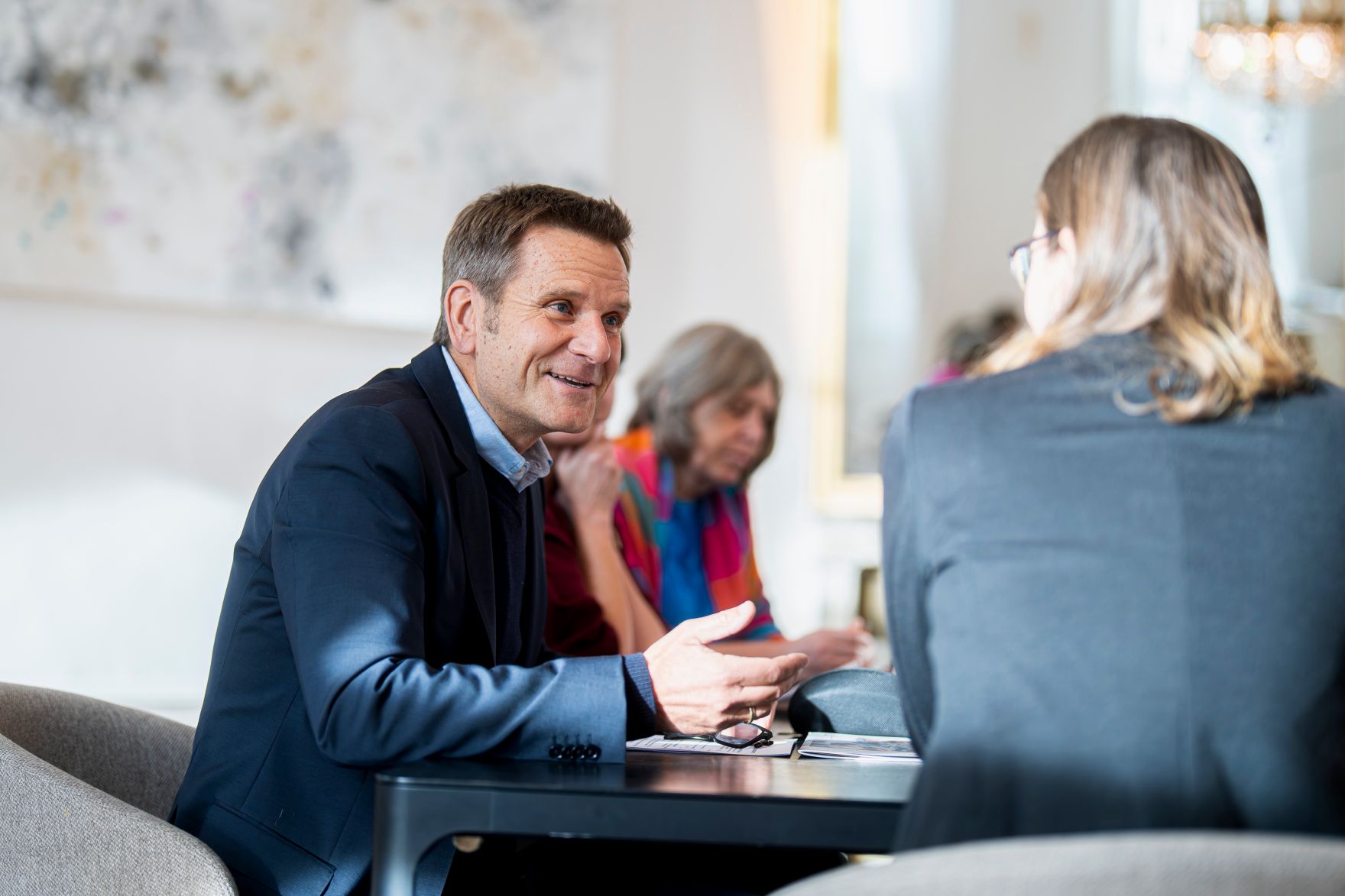 Am 18. November 2025 empfing Bundesministerin Claudia Plakolm (r.) Vertreter des Katholischen Familienverbands zu einem Arbeitsgespr&auml;ch.