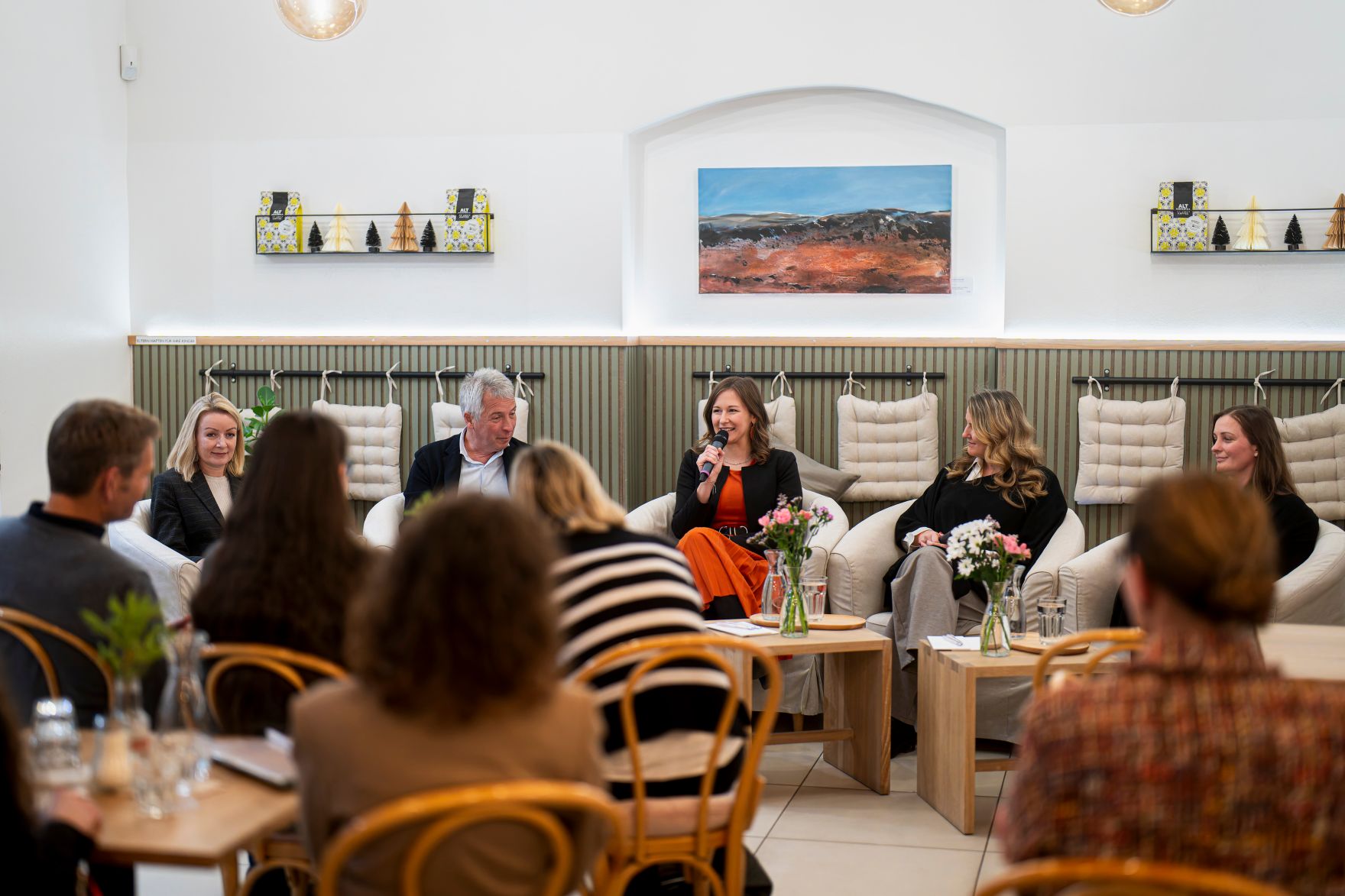 Am 19. November 2025 nahm Bundesministerin Claudia Plakolm am Familienpolitischen Gespr&auml;ch &bdquo;Was, wenn&rsquo;s nicht klappt? &ndash; Wenn der Kinderwunsch weit entfernt oder unerf&uuml;llt ist&ldquo; teil.