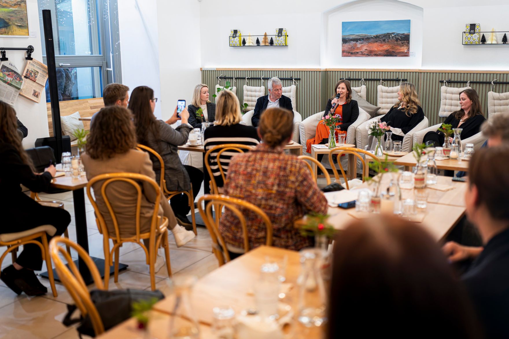 Am 19. November 2025 nahm Bundesministerin Claudia Plakolm am Familienpolitischen Gespr&auml;ch &bdquo;Was, wenn&rsquo;s nicht klappt? &ndash; Wenn der Kinderwunsch weit entfernt oder unerf&uuml;llt ist&ldquo; teil.