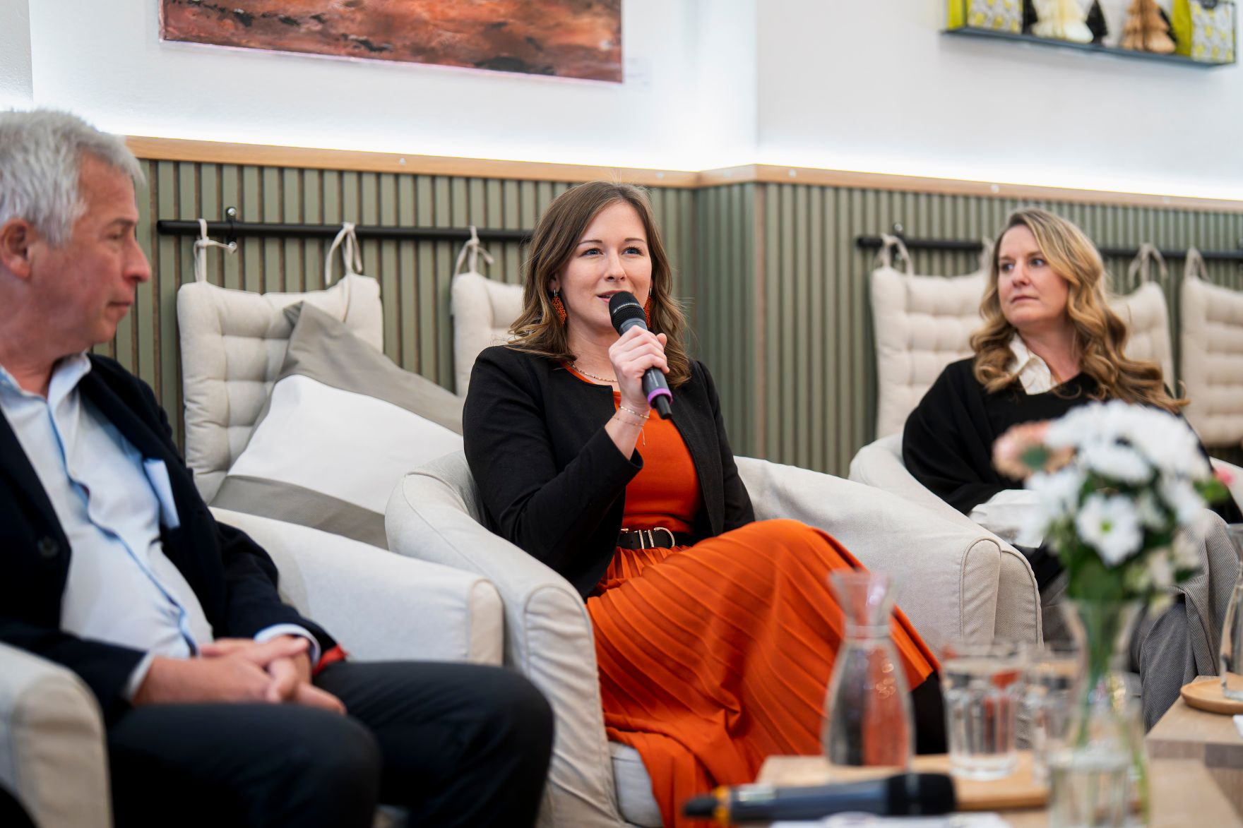 Am 19. November 2025 nahm Bundesministerin Claudia Plakolm (m.) am Familienpolitischen Gespr&auml;ch &bdquo;Was, wenn&rsquo;s nicht klappt? &ndash; Wenn der Kinderwunsch weit entfernt oder unerf&uuml;llt ist&ldquo; teil.