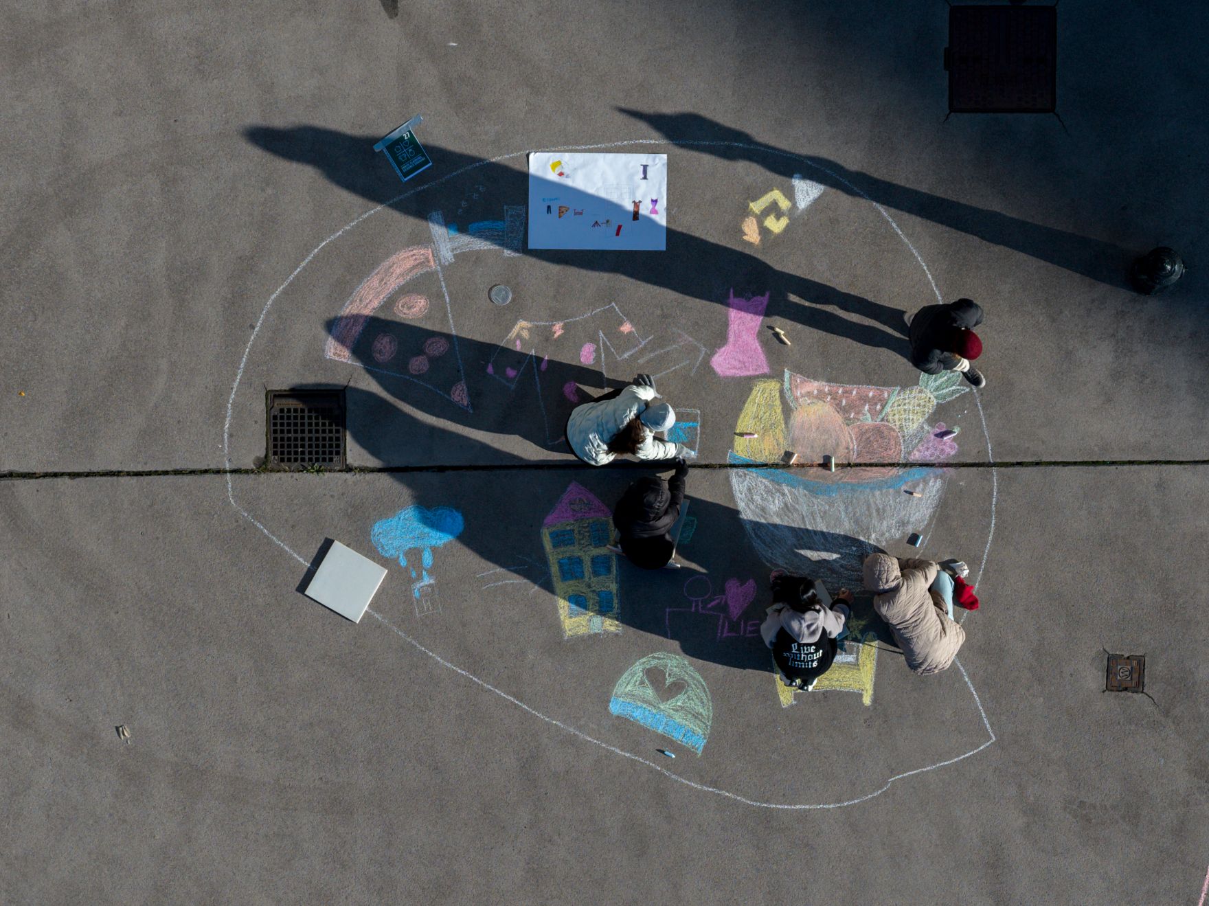 Am 19. November 2025 besuchte Bundesministerin Claudia Plakolm die Stra&szlig;enkreide-Malaktion zum Tag der Kinderrechte vor dem Bundeskanzleramt.