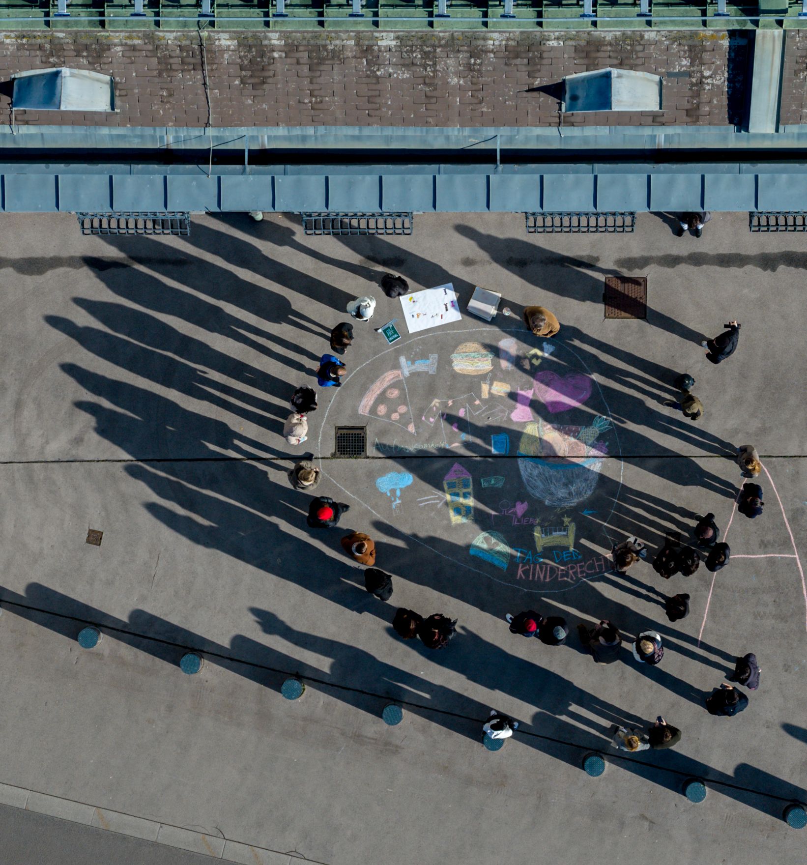 Am 19. November 2025 besuchte Bundesministerin Claudia Plakolm die Stra&szlig;enkreide-Malaktion zum Tag der Kinderrechte vor dem Bundeskanzleramt.