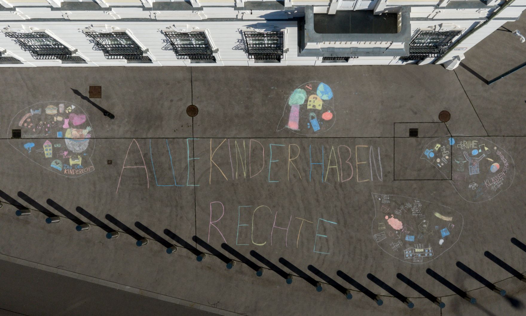 Am 19. November 2025 besuchte Bundesministerin Claudia Plakolm die Stra&szlig;enkreide-Malaktion zum Tag der Kinderrechte vor dem Bundeskanzleramt.