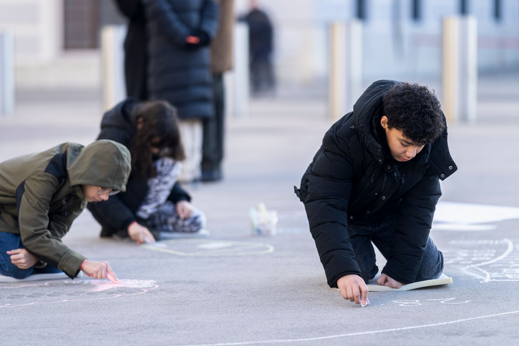Am 19. November 2025 besuchte Bundesministerin Claudia Plakolm die Stra&szlig;enkreide-Malaktion zum Tag der Kinderrechte vor dem Bundeskanzleramt.