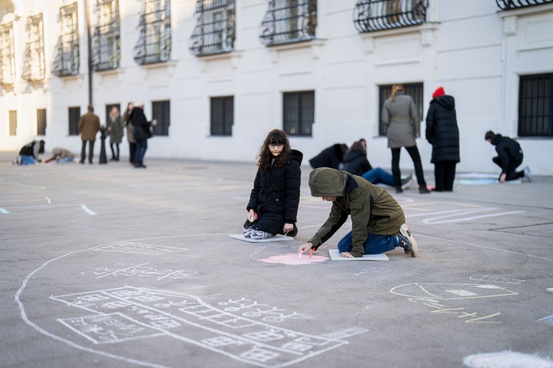 Am 19. November 2025 besuchte Bundesministerin Claudia Plakolm die Stra&szlig;enkreide-Malaktion zum Tag der Kinderrechte vor dem Bundeskanzleramt.