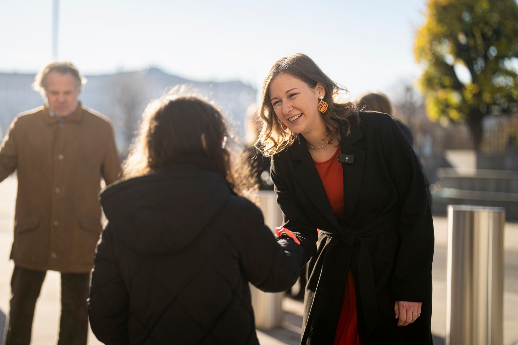 Am 19. November 2025 besuchte Bundesministerin Claudia Plakolm (r.) die Stra&szlig;enkreide-Malaktion zum Tag der Kinderrechte vor dem Bundeskanzleramt.