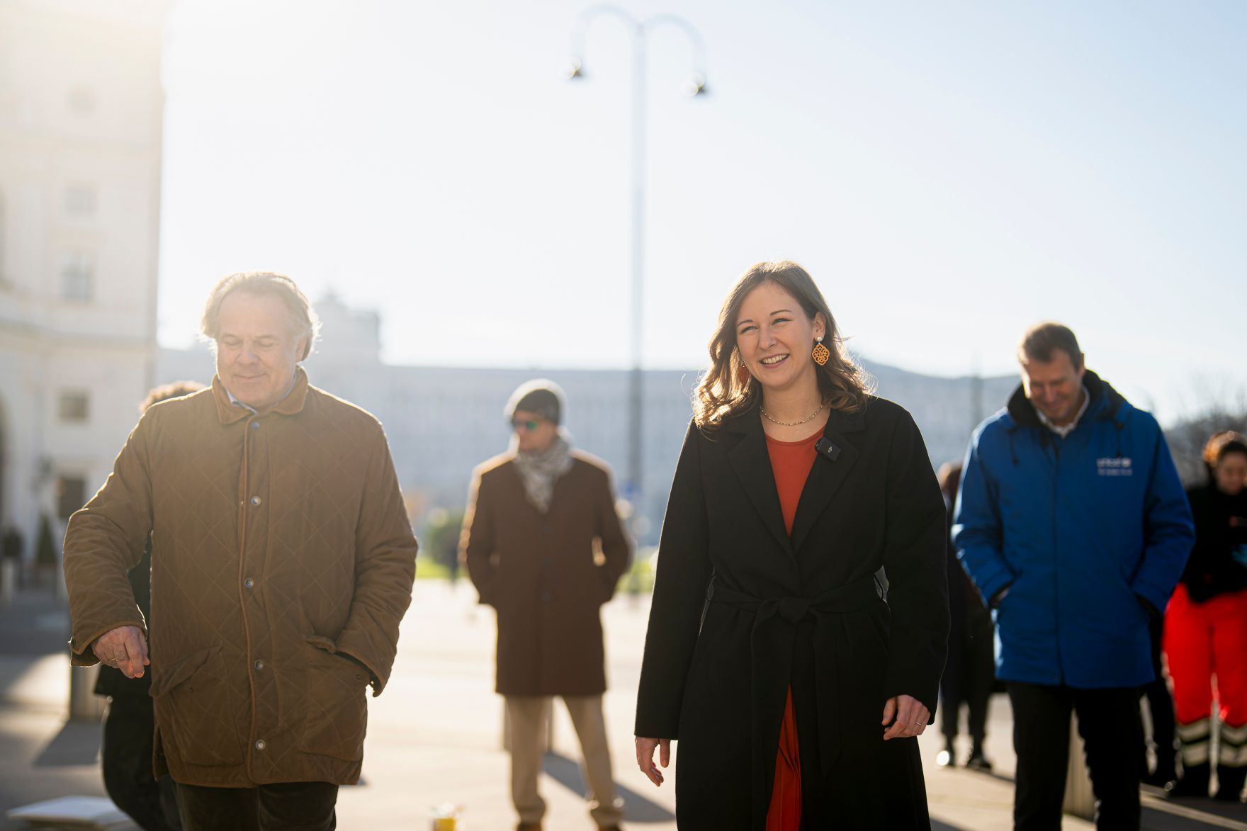 Am 19. November 2025 besuchte Bundesministerin Claudia Plakolm (3.v.l.) die Stra&szlig;enkreide-Malaktion zum Tag der Kinderrechte vor dem Bundeskanzleramt.