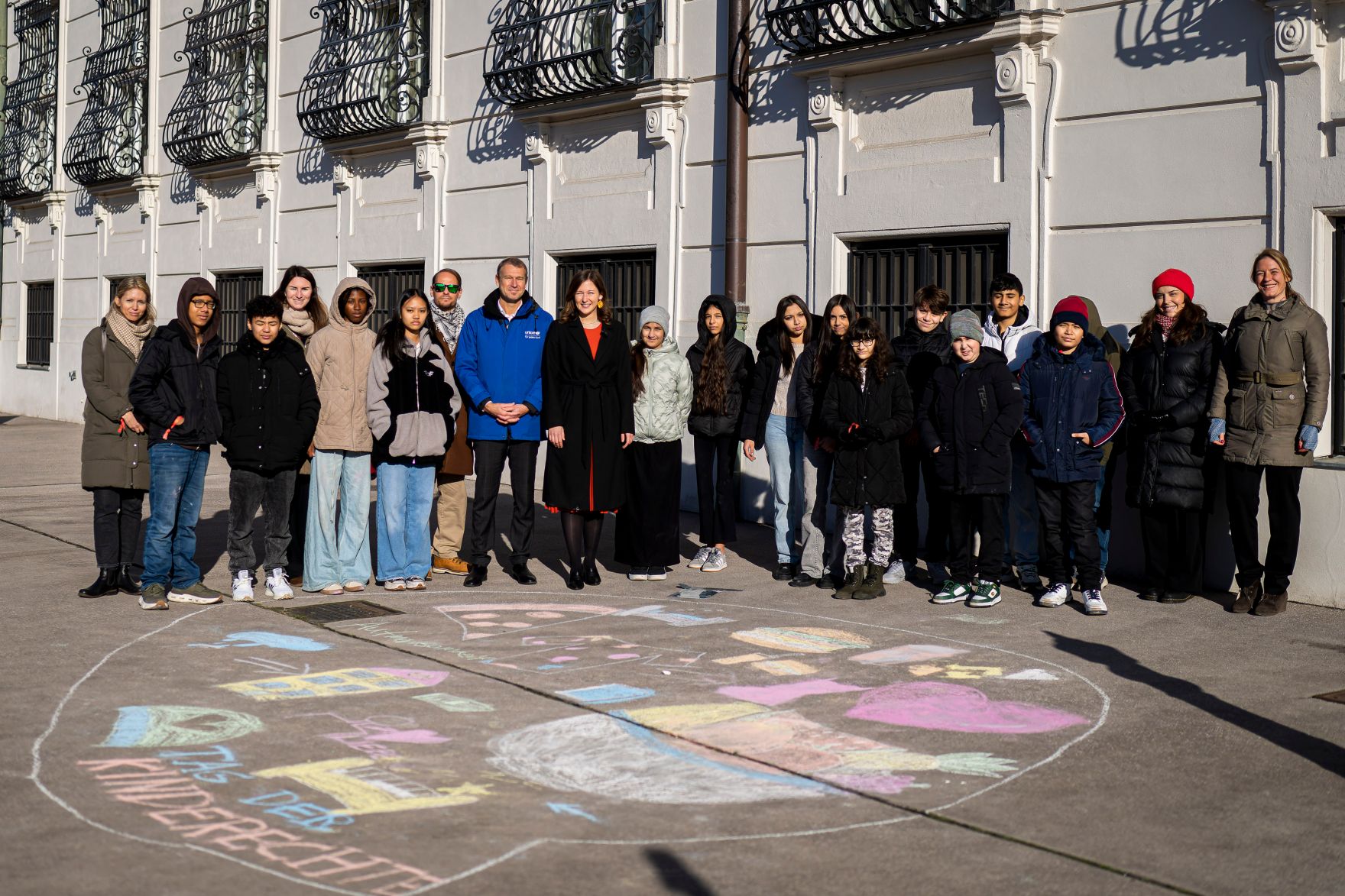 Am 19. November 2025 besuchte Bundesministerin Claudia Plakolm die Stra&szlig;enkreide-Malaktion zum Tag der Kinderrechte vor dem Bundeskanzleramt.