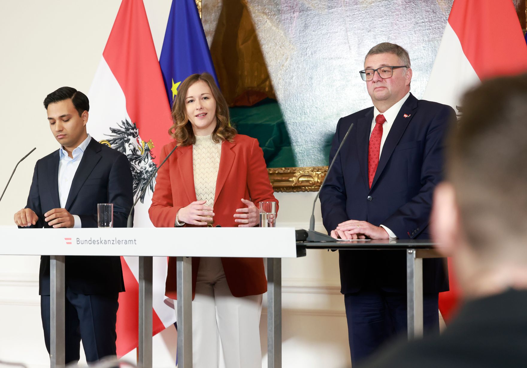 Am 20. November 2025 gab Bundesministerin Claudia Plakolm (m.) gemeinsam mit Staatssekret&auml;r J&ouml;rg Leichtfried (r.) und Klubobmann Yannick Shetty (l.) eine Pressekonferenz zum Thema Kinderkopftuchverbot an den Schulen.