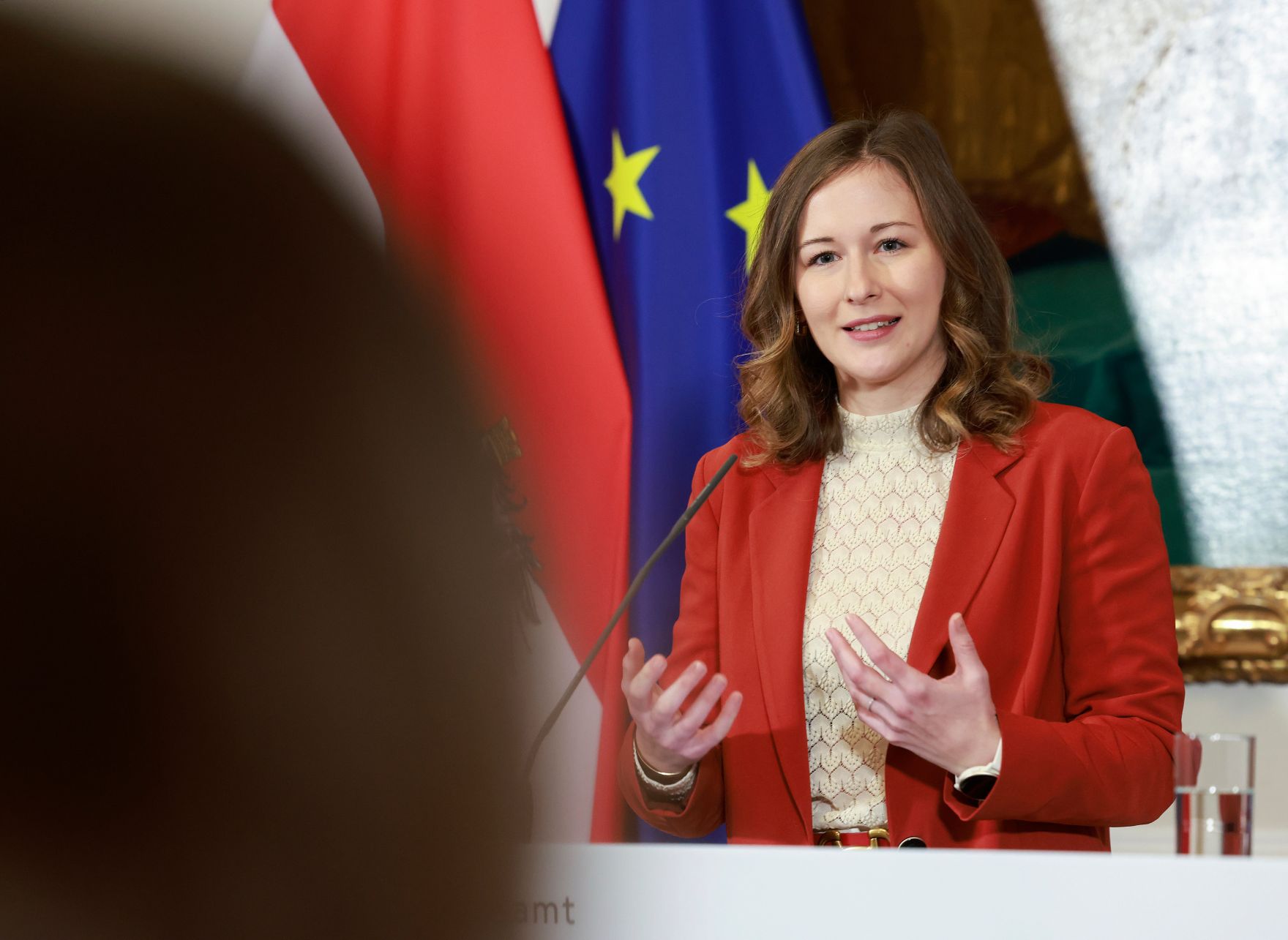 Am 20. November 2025 gab Bundesministerin Claudia Plakolm (im Bild) gemeinsam mit Staatssekret&auml;r J&ouml;rg Leichtfried und Klubobmann Yannick Shetty eine Pressekonferenz zum Thema Kinderkopftuchverbot an den Schulen.