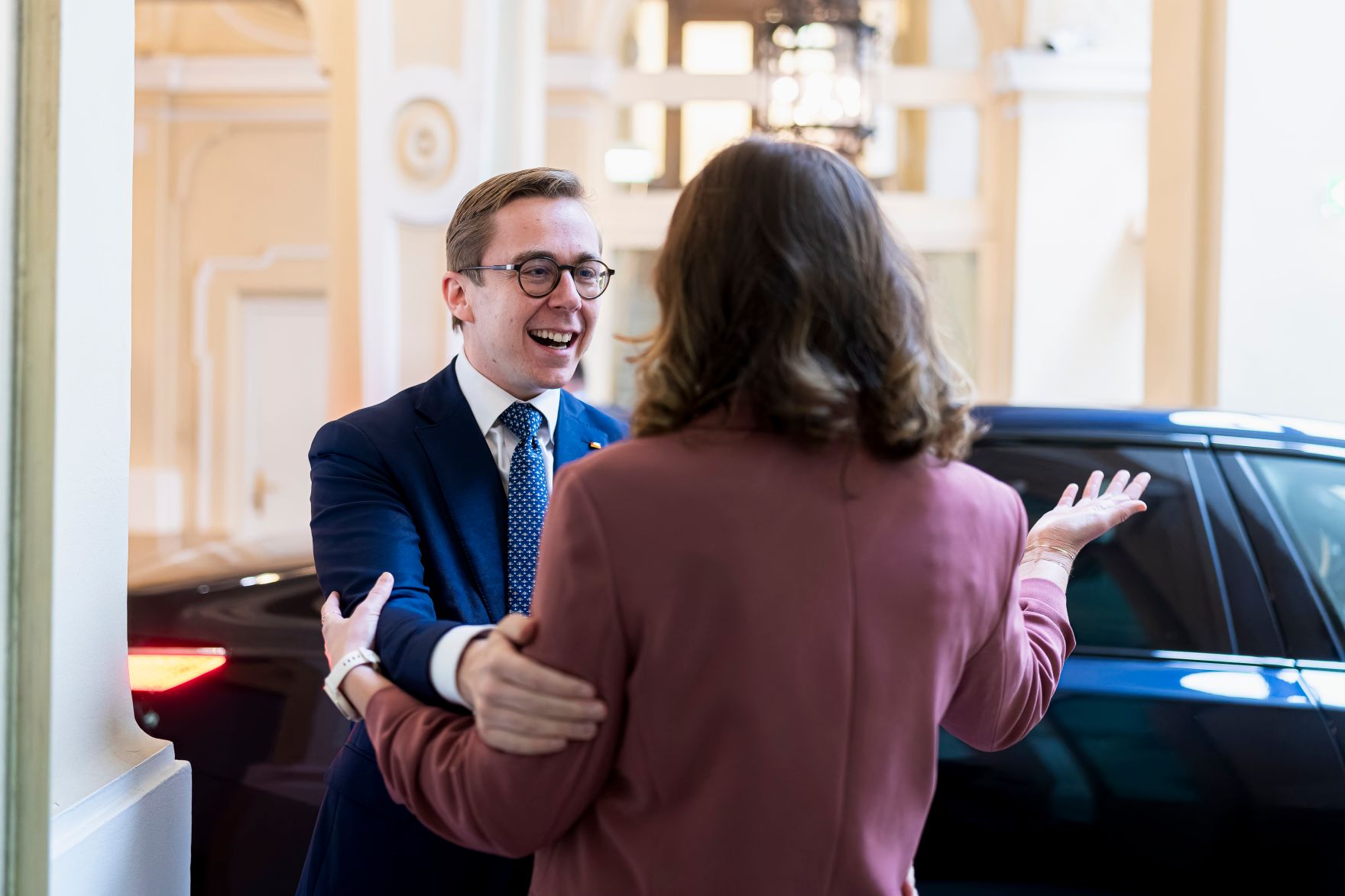 Am 21. November 2025 empfing Bundesministerin Claudia Plakolm (r.) den Parlamentarischen Staatssekret&auml;r Philipp Amthor (l.) zu einem Arbeitsgespr&auml;ch.