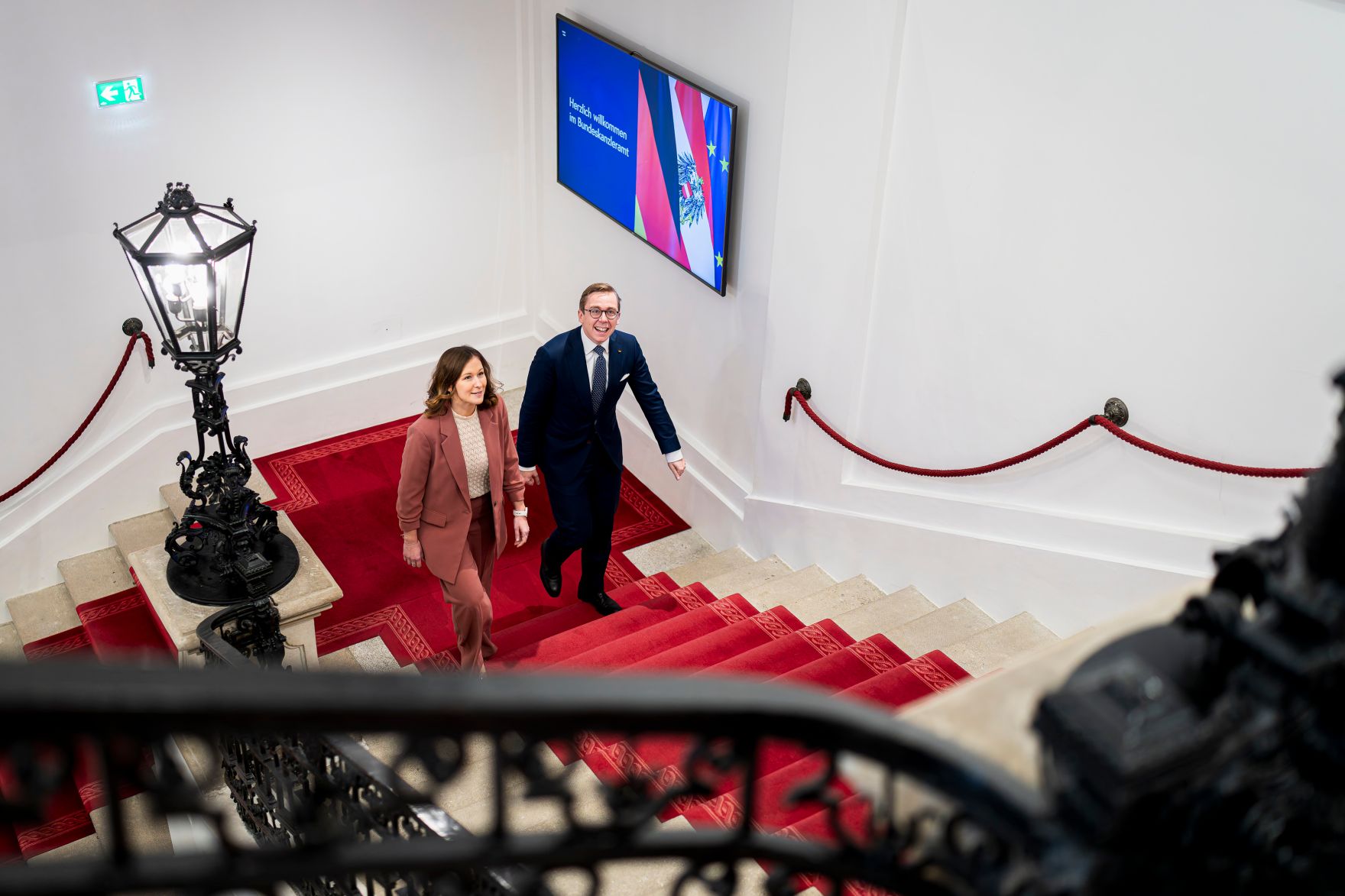 Am 21. November 2025 empfing Bundesministerin Claudia Plakolm (l.) den Parlamentarischen Staatssekret&auml;r Philipp Amthor (r.) zu einem Arbeitsgespr&auml;ch.