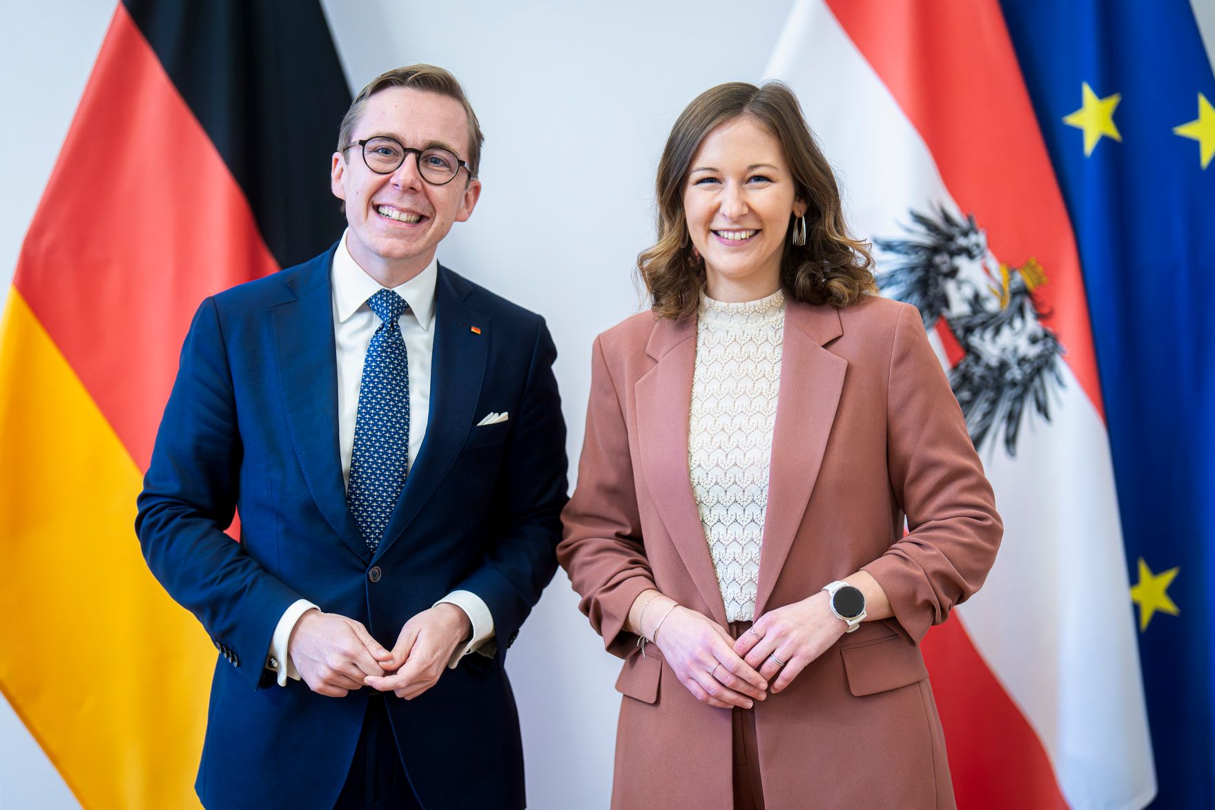 Am 21. November 2025 empfing Bundesministerin Claudia Plakolm (r.) den Parlamentarischen Staatssekret&auml;r Philipp Amthor (l.) zu einem Arbeitsgespr&auml;ch.