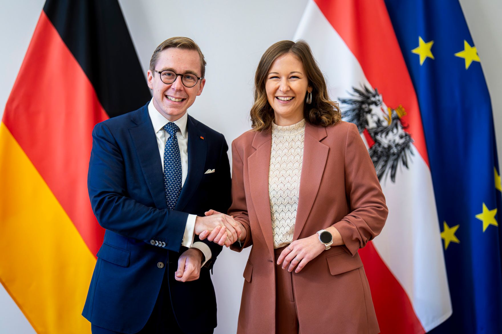Am 21. November 2025 empfing Bundesministerin Claudia Plakolm (r.) den Parlamentarischen Staatssekret&auml;r Philipp Amthor (l.) zu einem Arbeitsgespr&auml;ch.