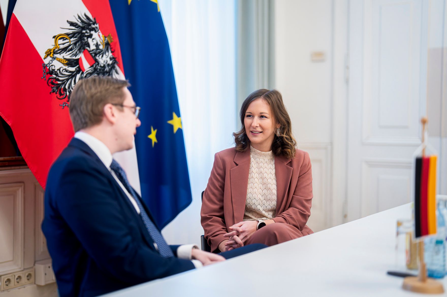 Am 21. November 2025 empfing Bundesministerin Claudia Plakolm (r.) den Parlamentarischen Staatssekret&auml;r Philipp Amthor (l.) zu einem Arbeitsgespr&auml;ch.