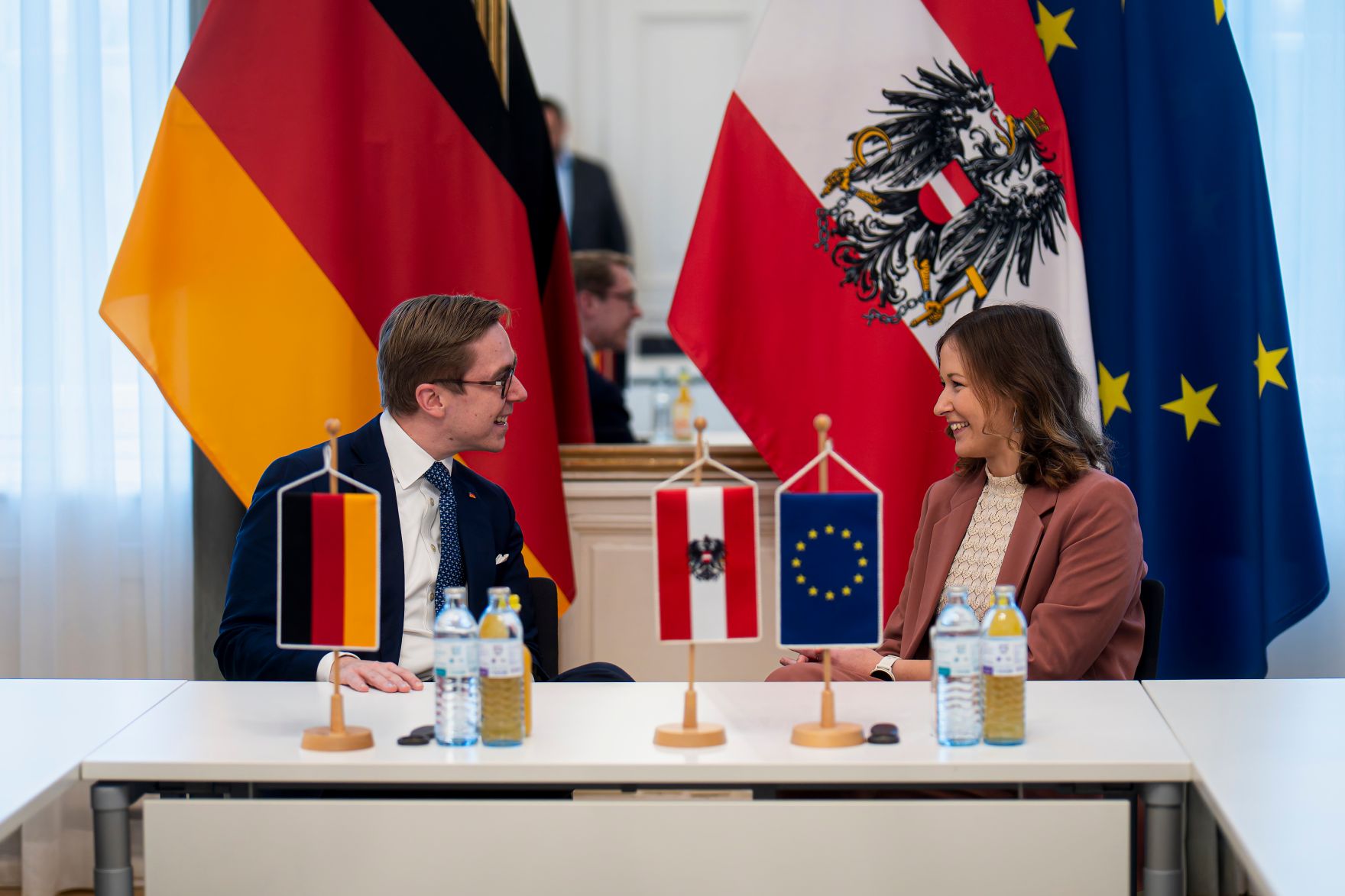 Am 21. November 2025 empfing Bundesministerin Claudia Plakolm (r.) den Parlamentarischen Staatssekret&auml;r Philipp Amthor (l.) zu einem Arbeitsgespr&auml;ch.