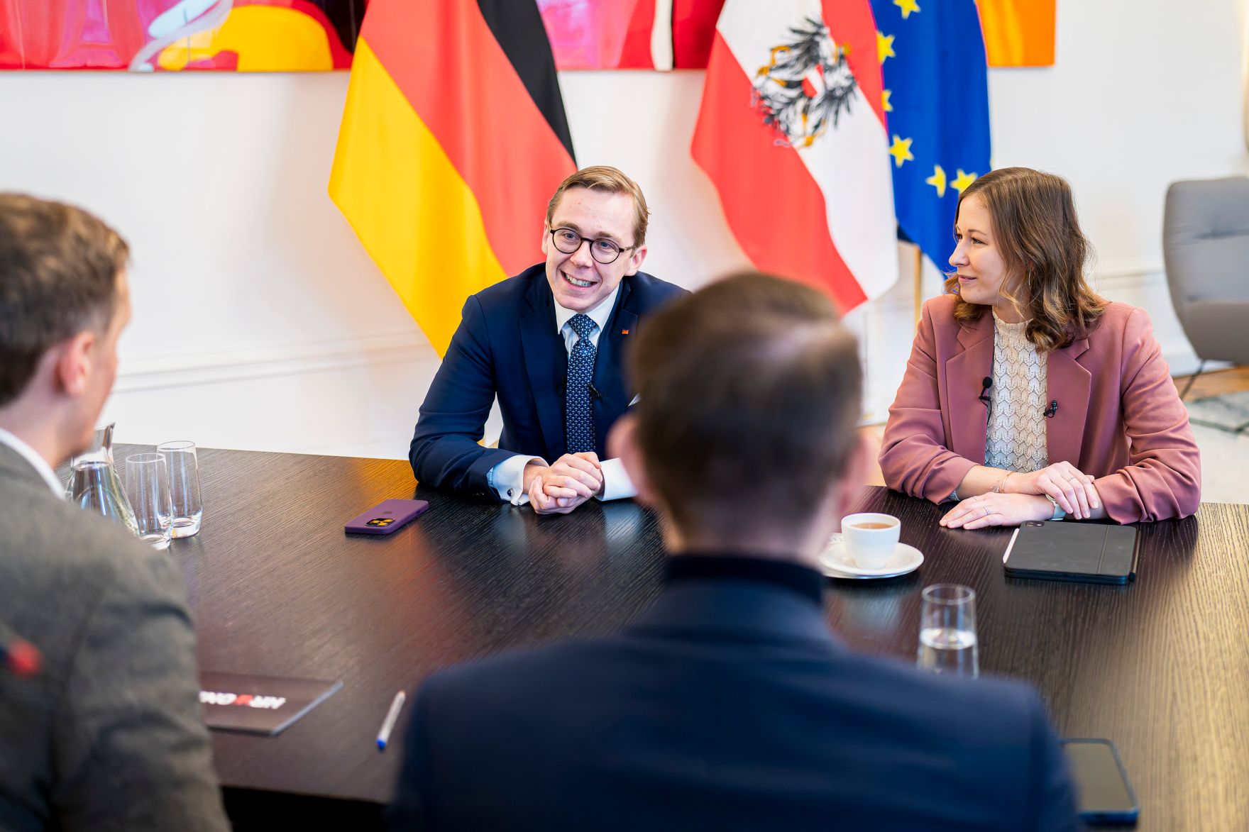 Am 21. November 2025 empfing Bundesministerin Claudia Plakolm (r.) den Parlamentarischen Staatssekret&auml;r Philipp Amthor (m.l.) zu einem Arbeitsgespr&auml;ch.