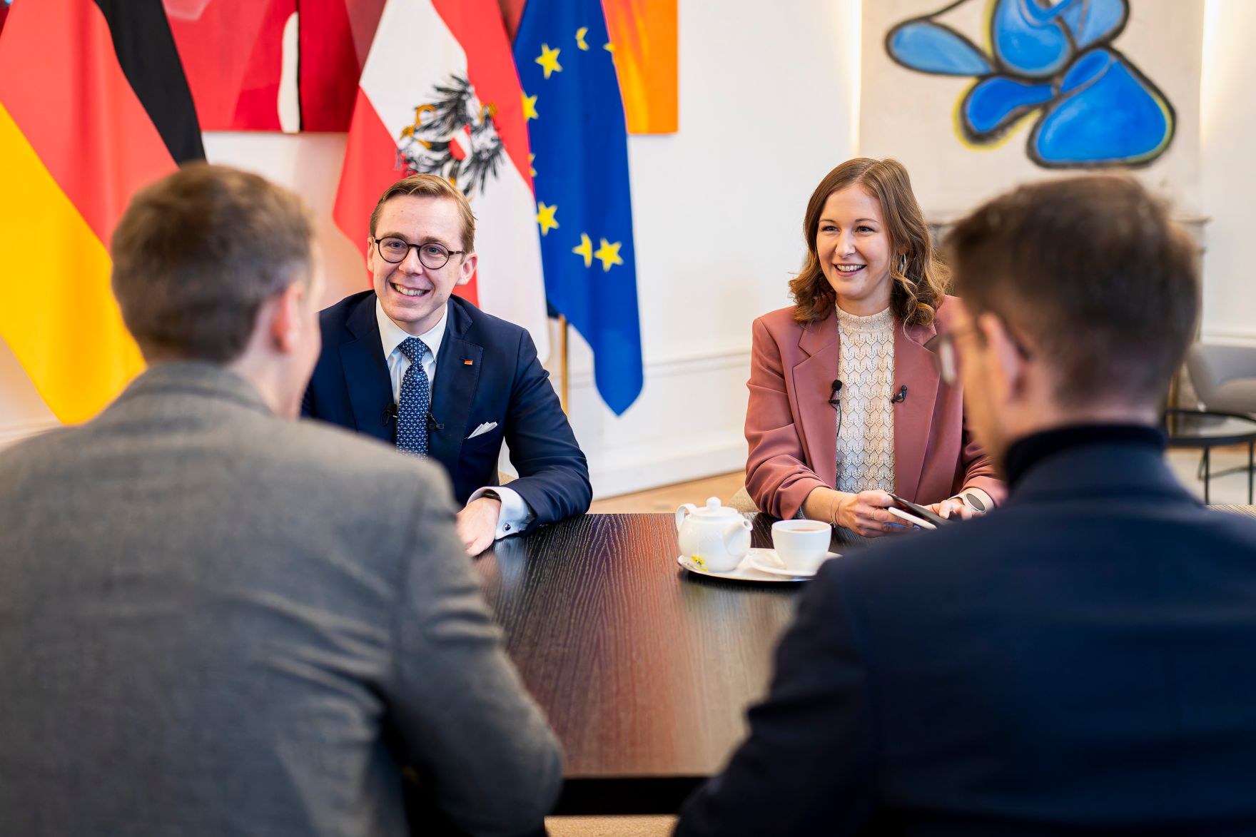 Am 21. November 2025 empfing Bundesministerin Claudia Plakolm (m.r.) den Parlamentarischen Staatssekret&auml;r Philipp Amthor (m.l.) zu einem Arbeitsgespr&auml;ch.