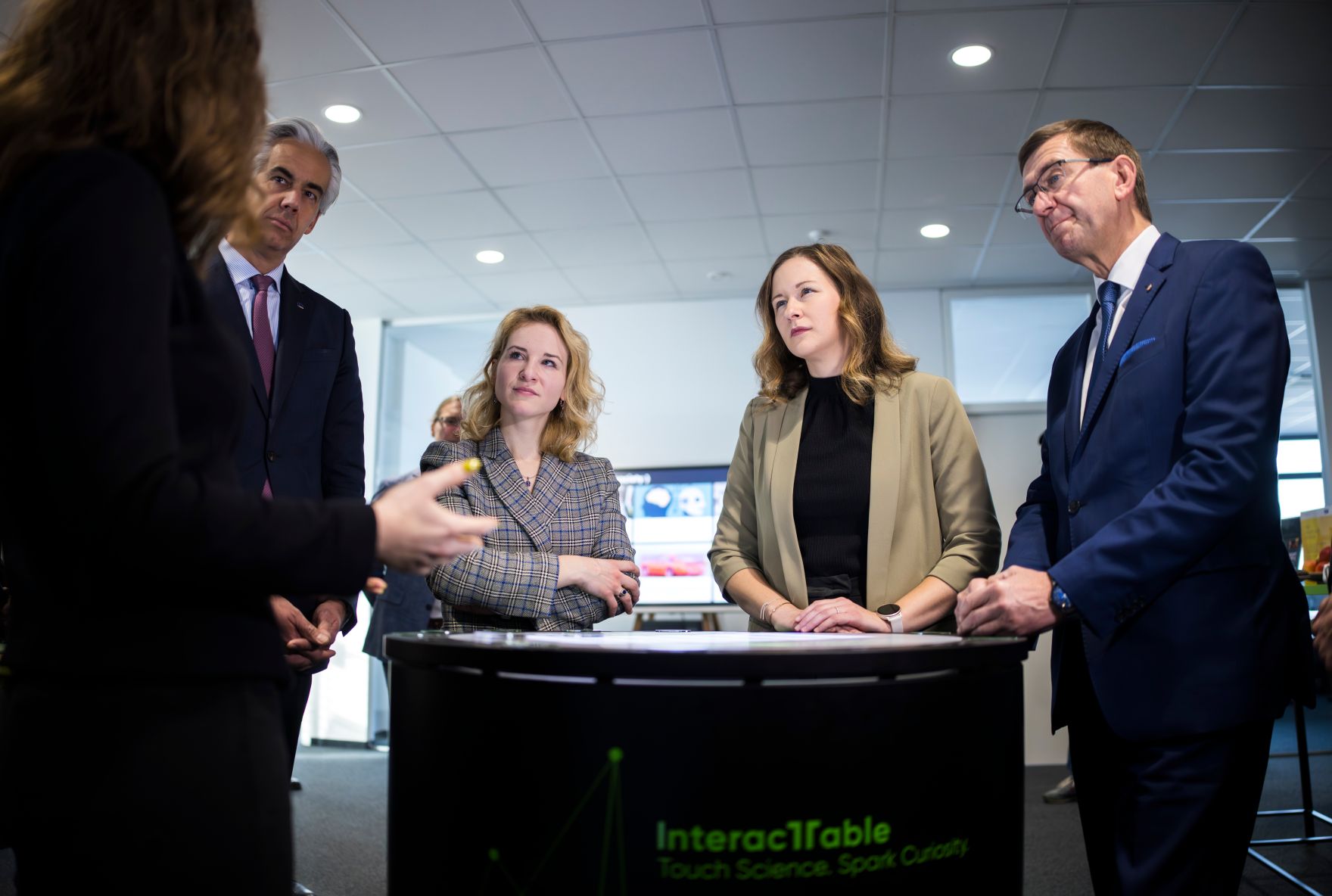 Am 24. November 2025 besuchte Bundesministerin Claudia Plakolm (2.v.r.) gemeinsam mit Bundesministerin Eva-Maria Holzleitner (3.v.r.) das Projekt &bdquo;QuantumReady&quot; im Software Competence Center Hagenberg.