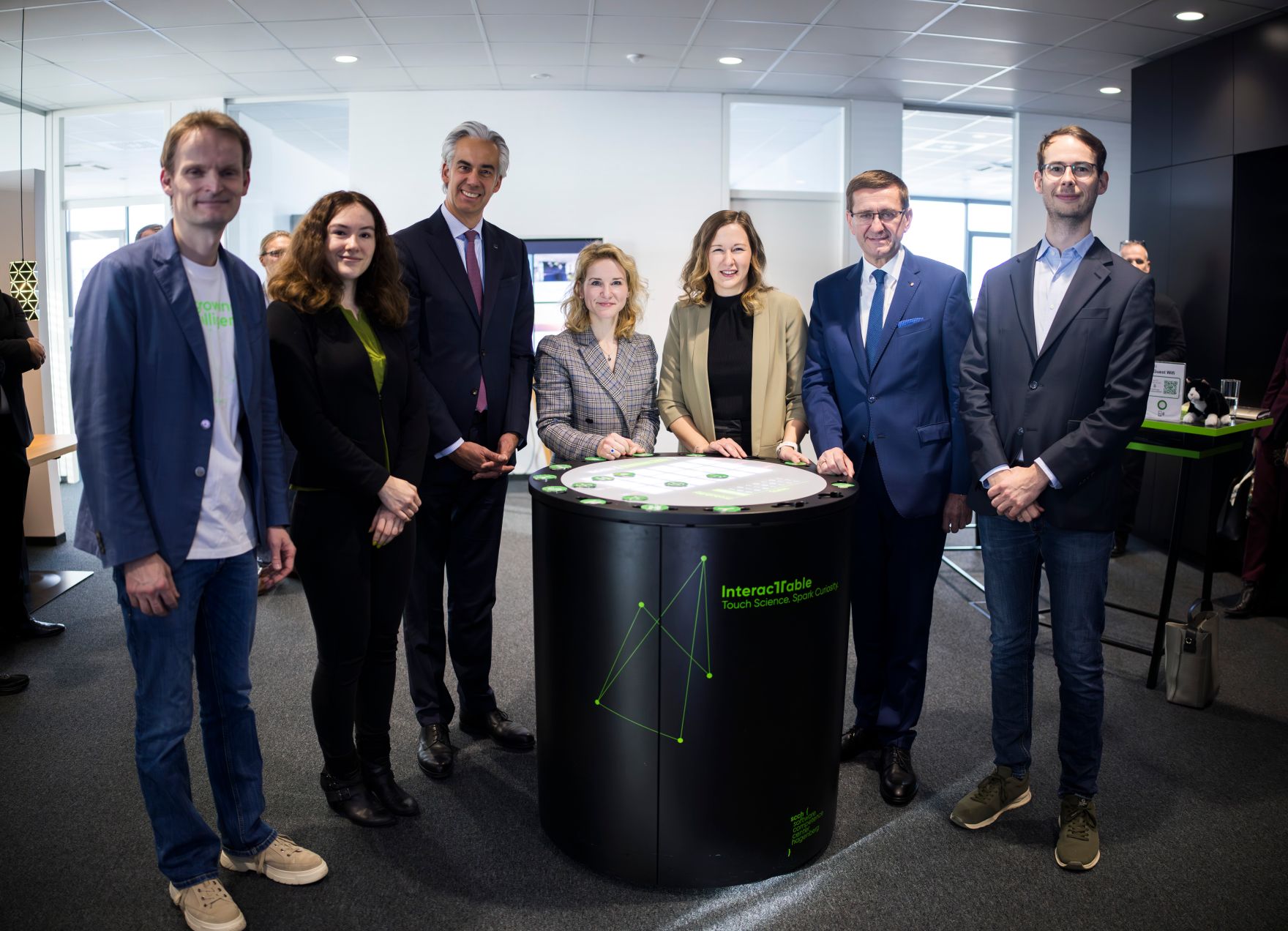 Am 24. November 2025 besuchte Bundesministerin Claudia Plakolm (3.v.r.) gemeinsam mit Bundesministerin Eva-Maria Holzleitner (4.v.r.) das Projekt &bdquo;QuantumReady&quot; im Software Competence Center Hagenberg.