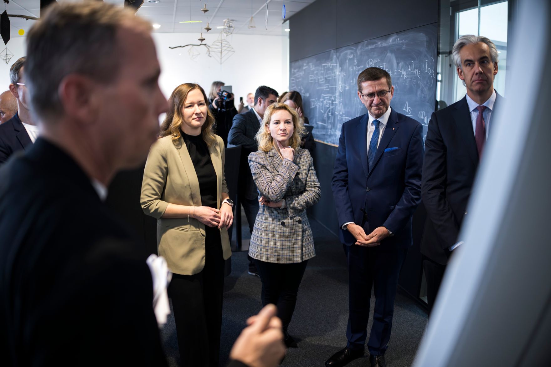 Am 24. November 2025 besuchte Bundesministerin Claudia Plakolm (4.v.r.) gemeinsam mit Bundesministerin Eva-Maria Holzleitner (3.v.r.) das Projekt &bdquo;QuantumReady&quot; im Software Competence Center Hagenberg.