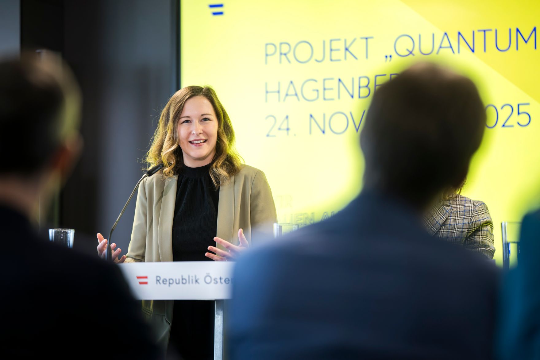 Am 24. November 2025 besuchte Bundesministerin Claudia Plakolm (im Bild) gemeinsam mit Bundesministerin Eva-Maria Holzleitner das Projekt &bdquo;QuantumReady&quot; im Software Competence Center Hagenberg. Im Bild bei der anschlie&szlig;enden Pressekonferenz.