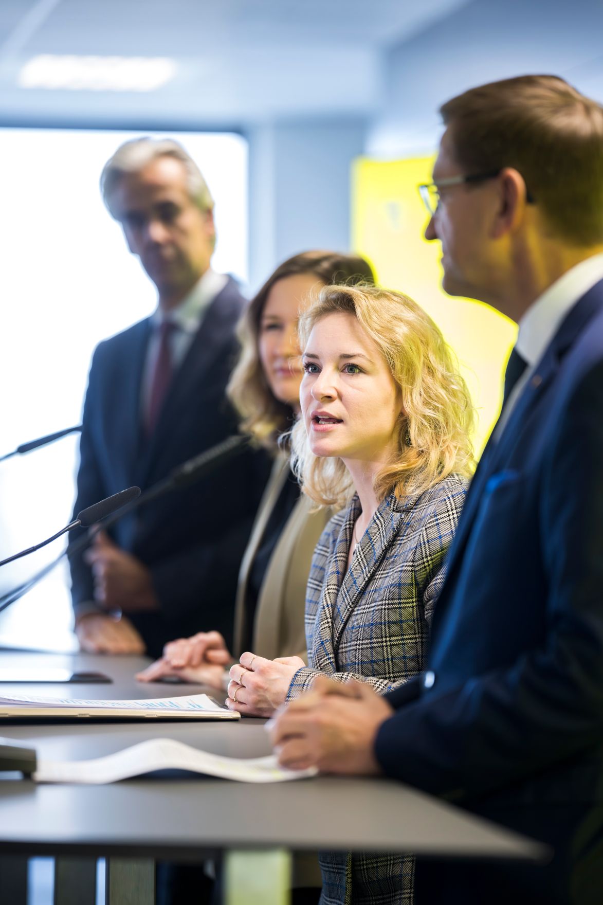Am 24. November 2025 besuchte Bundesministerin Claudia Plakolm (2.v.l.) gemeinsam mit Bundesministerin Eva-Maria Holzleitner (2.v.r.) das Projekt &bdquo;QuantumReady&quot; im Software Competence Center Hagenberg. Im Bild bei der anschlie&szlig;enden Pressekonferenz.